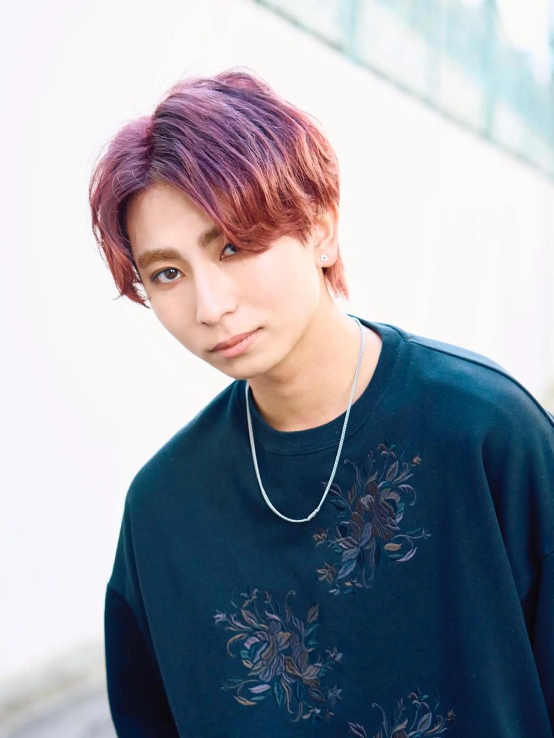 ショート カラー メンズ センターパート メンズウルフカット レッドカラー ウルフカット カット ヘアカラー メンズ専門美容師✂︎ 大庭勝己のヘアスタイル