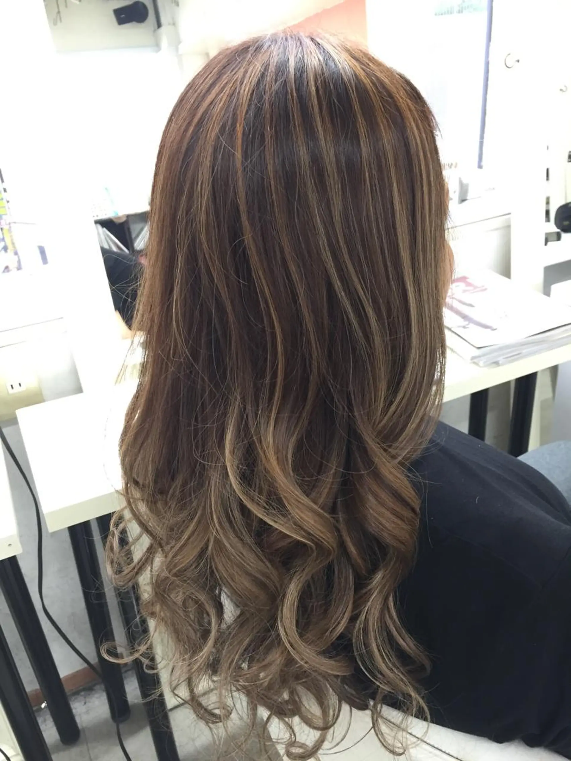 ロング カラー ヘアアレンジ バレイヤージュ ハイライトカラー 外国人風カラー ハイライト レイヤーカット ヘアカラー トリートメント 枝毛カット＆髪質改善 満足NO.1岡しゃんのヘアスタイル