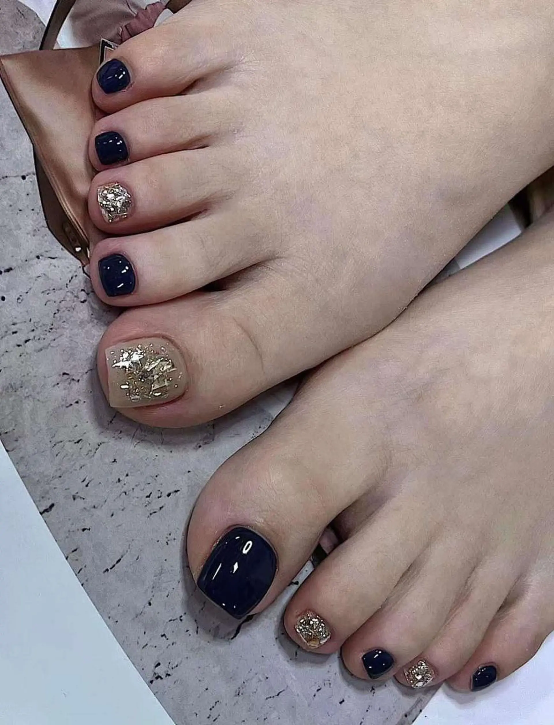 ネイル アートネイル フットネイル ゴールド ネイビー シンプルネイル フットネイル ハンドケア ヒユ ビューティーのネイルデザイン