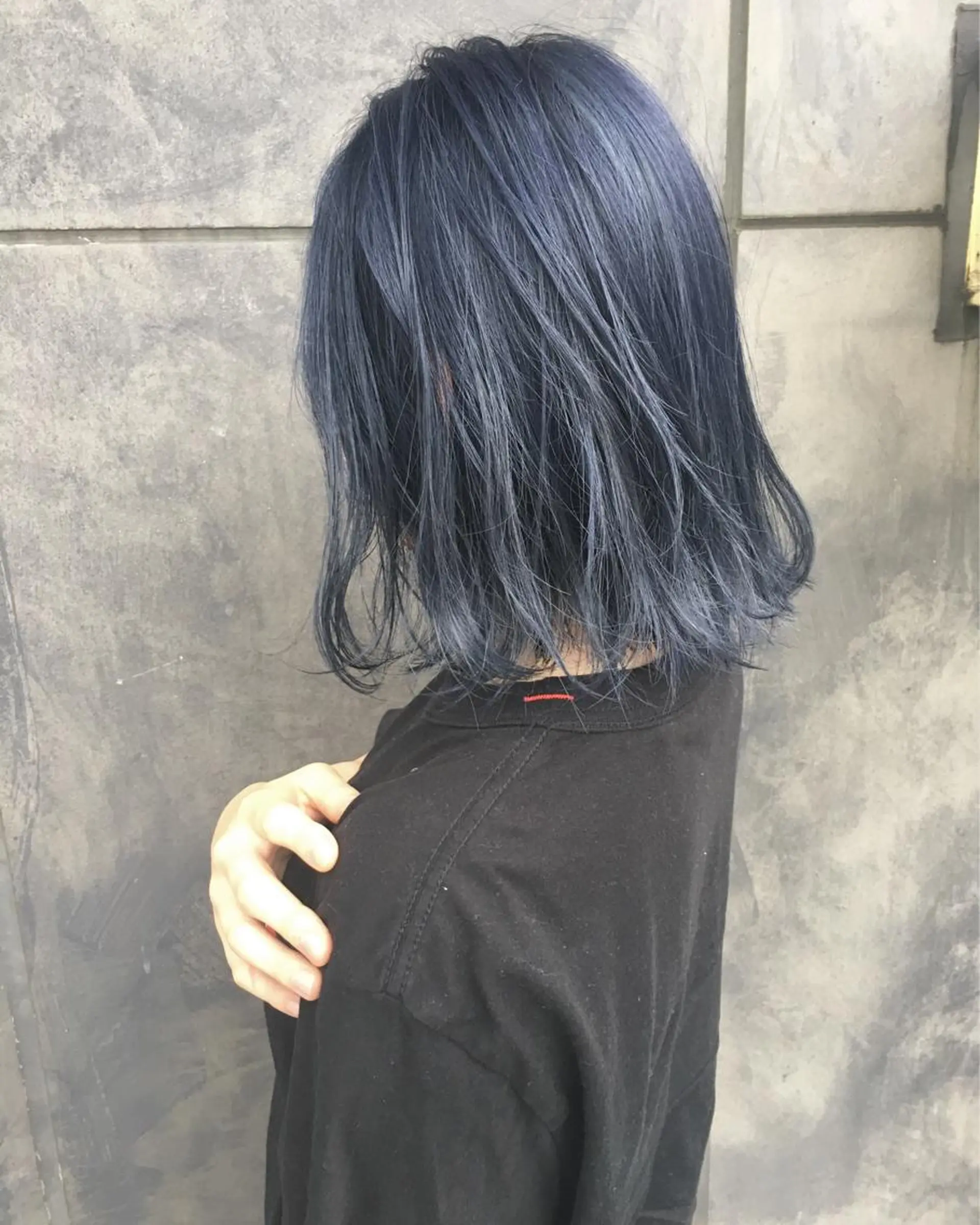 ミディアム カラー ブリーチ ブルーカラー ネイビーカラー レイヤーカット BLend 渋谷のヘアスタイル
