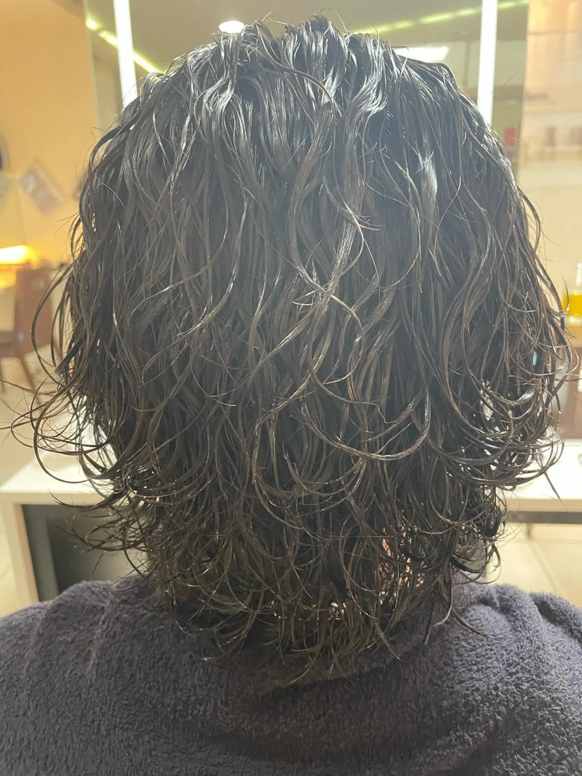 セミロング カラー パーマ メンズ メンズパーマ セミロングパーマ 外ハネヘア SHUN メンズパーマのヘアスタイル