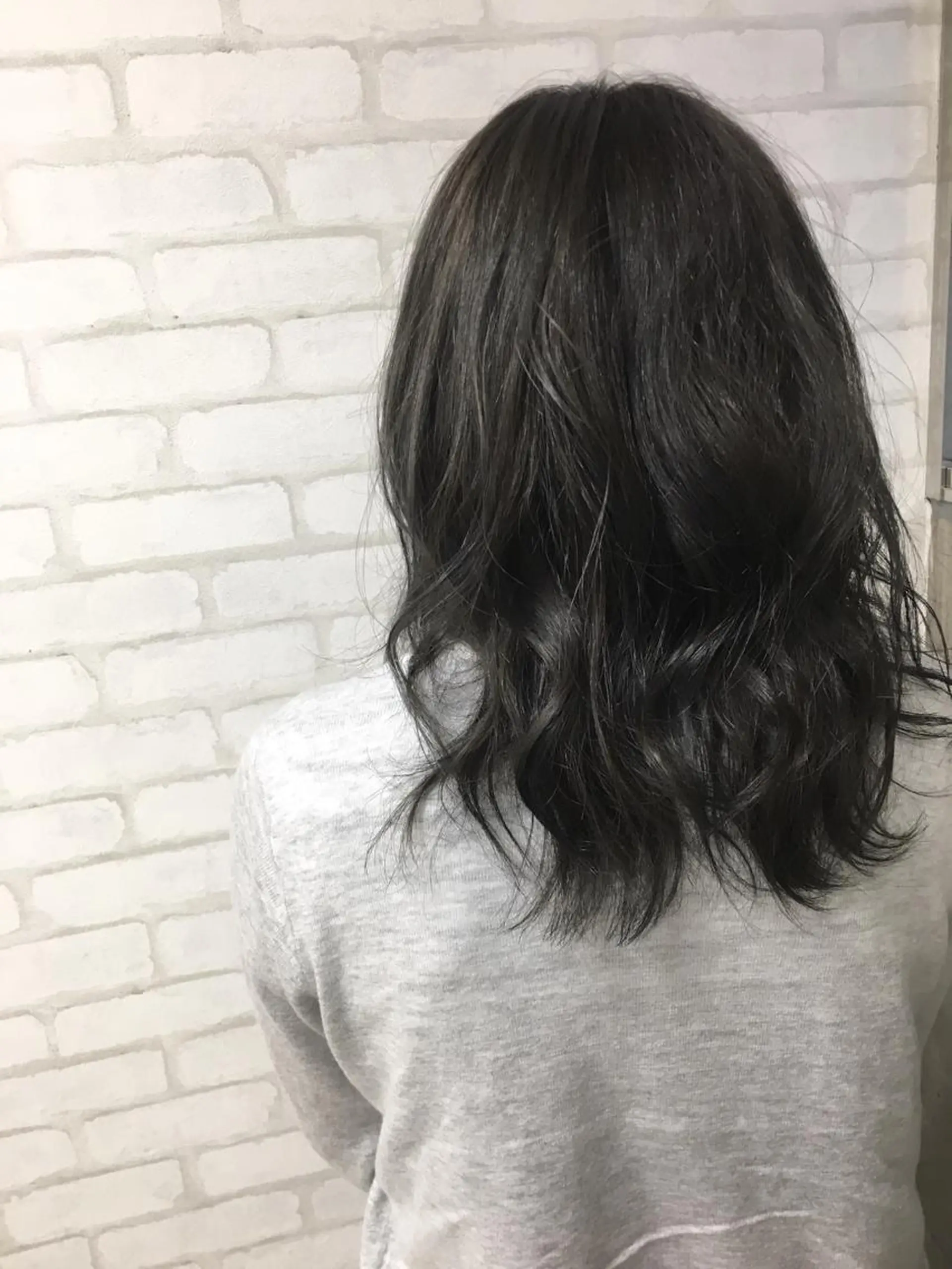 ミディアム アッシュ アッシュグレー brace 立花のヘアスタイル