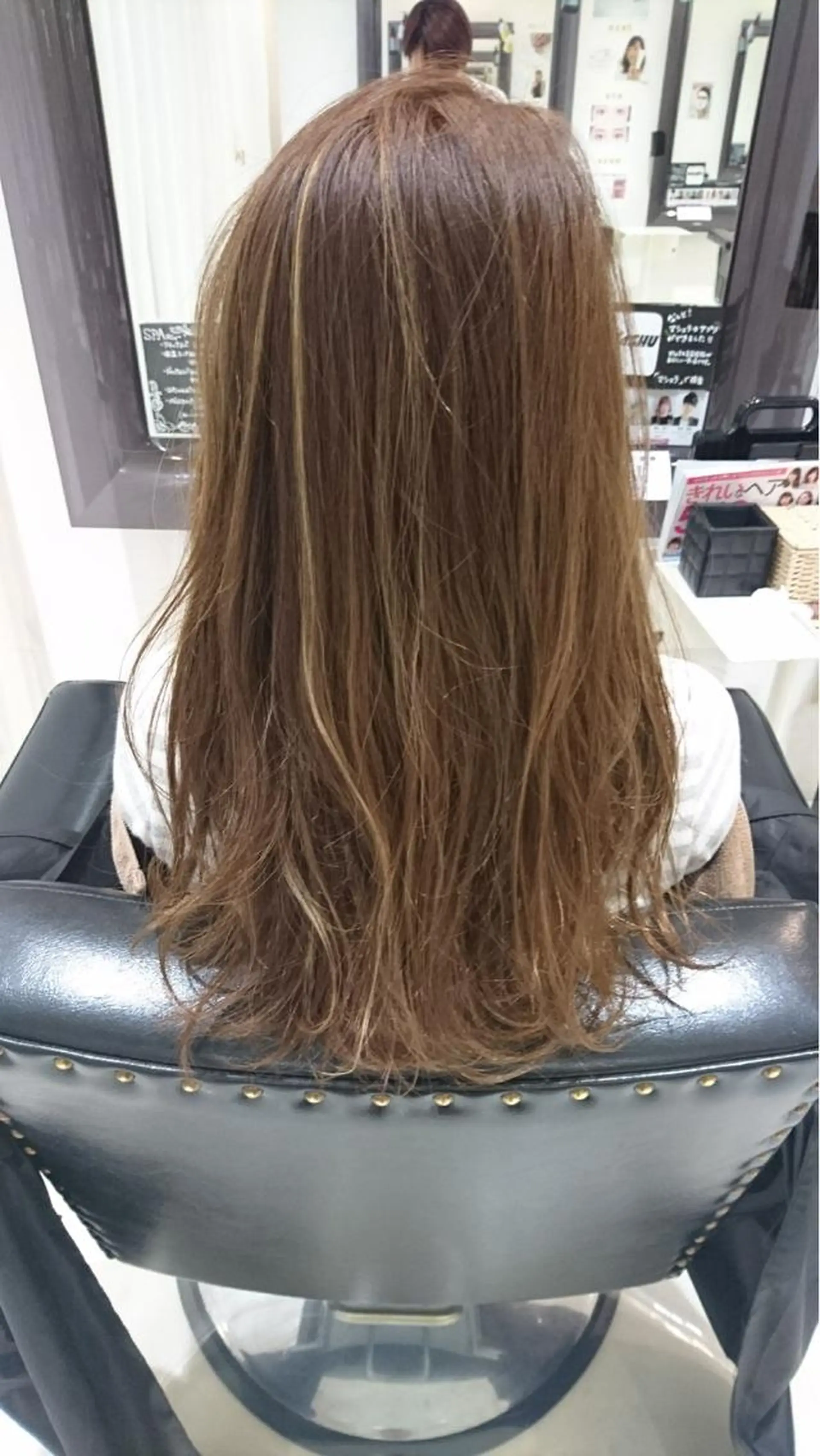 ロング カラー アッシュ ブリーチ 伊藤 陽のヘアスタイル