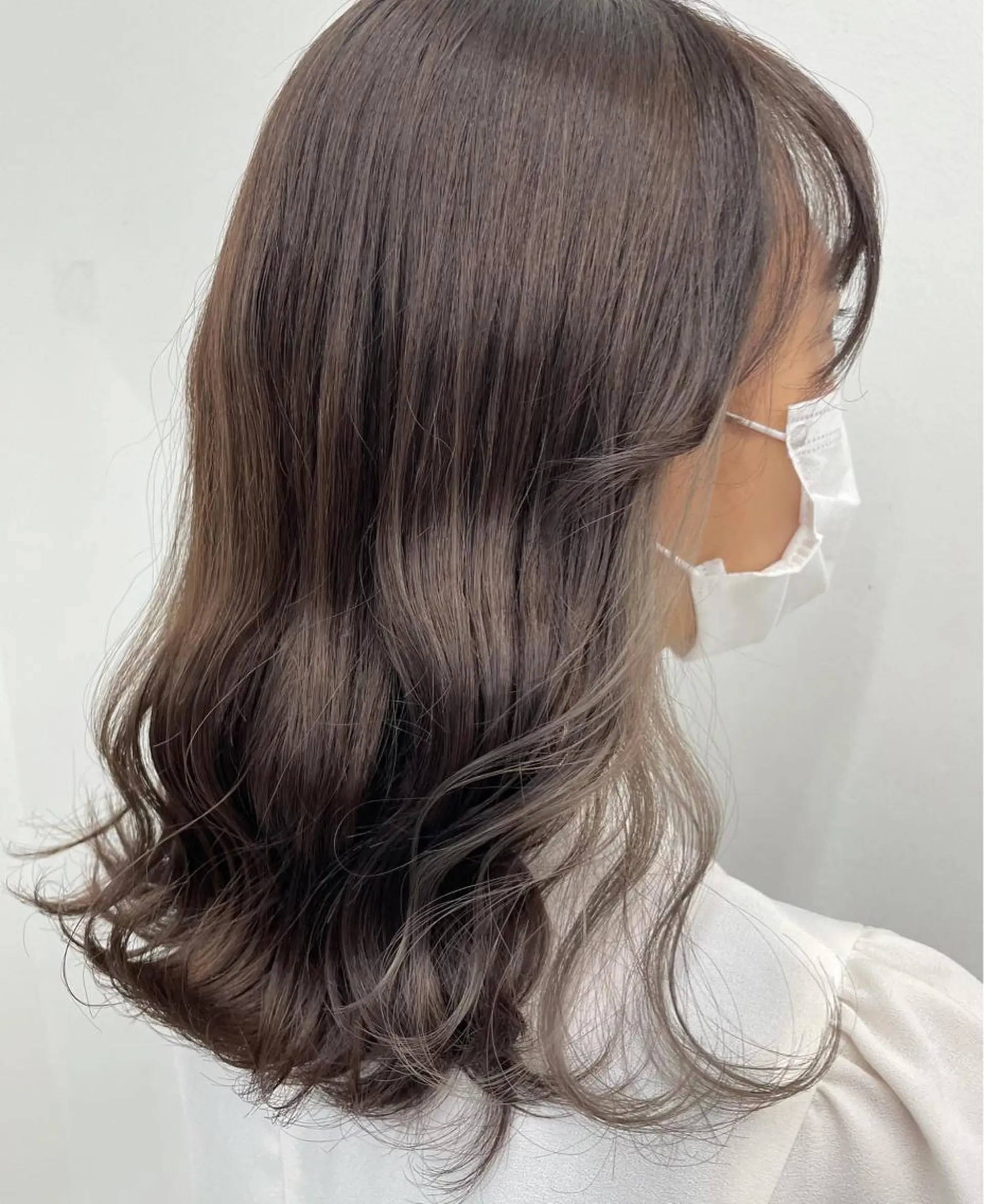 ミディアム カラー ヘアアレンジ ブリーチ イヤリングカラー シルバー ヘアカラー トリートメント 🦄インナーカラー 🦄貫井彩花のヘアスタイル