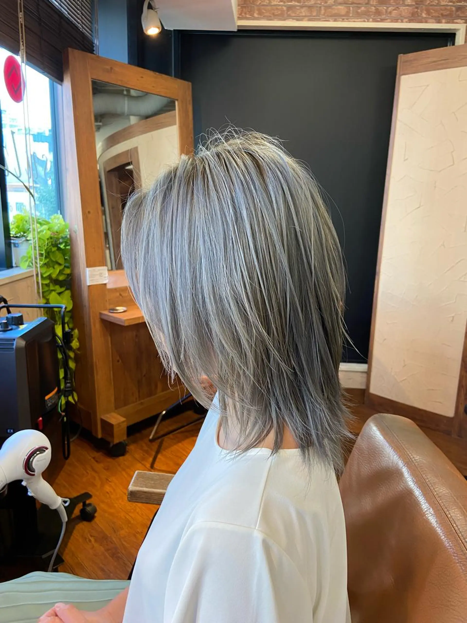 ミディアム カラー アッシュ ホワイトアッシュ ウルフカット スローエイジング/ ダメージレス鈴木慎一のヘアスタイル