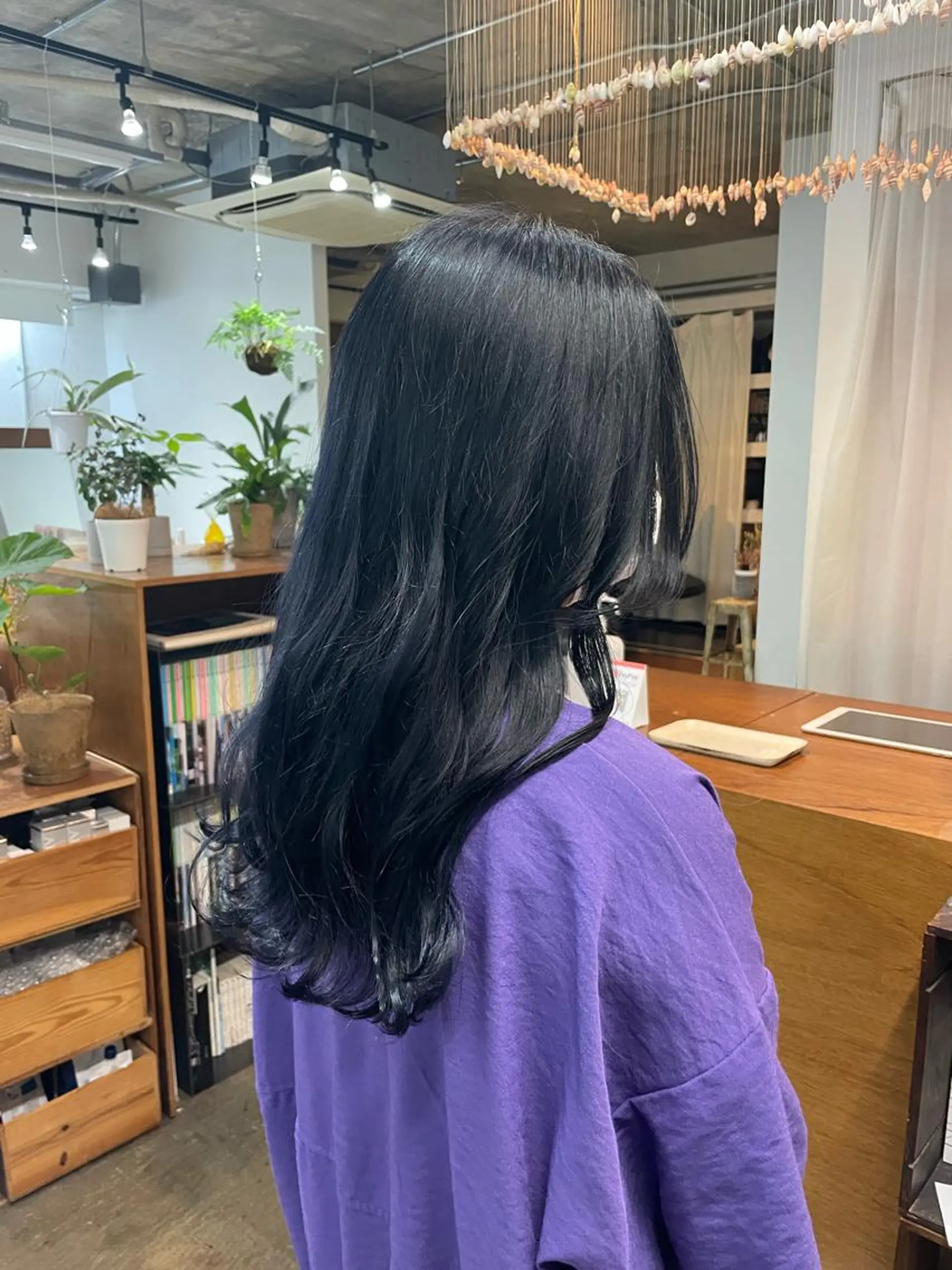 ロング カラー 黒髪 ブルーカラー ブルーブラック 奥村 紘のヘアスタイル
