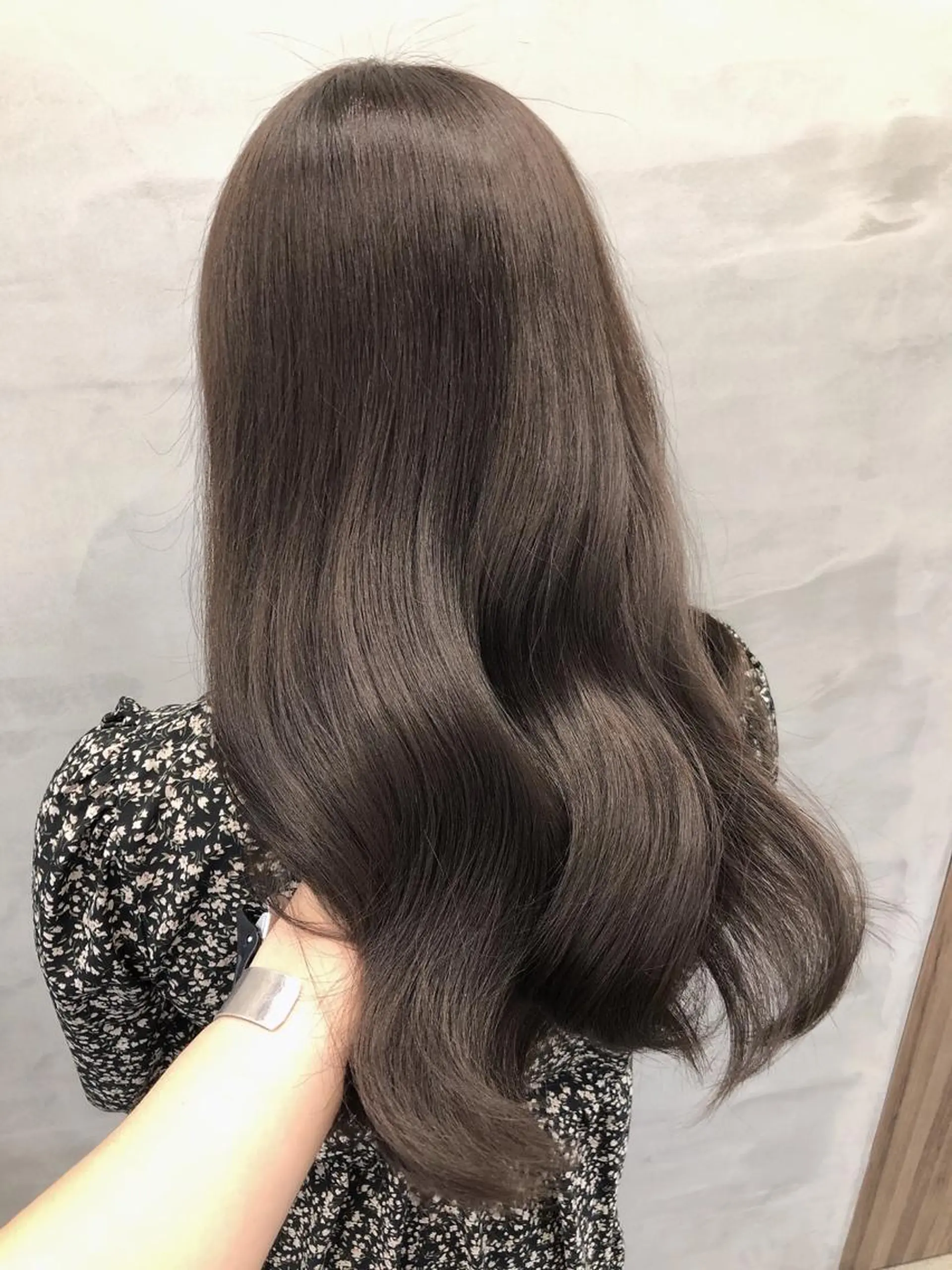 セミロング カラー ヘアアレンジ アッシュ アッシュグレー アッシュグレージュ ベージュカラー ブリーチ 【美髪特化 髪質改善サイトウ】のヘアスタイル