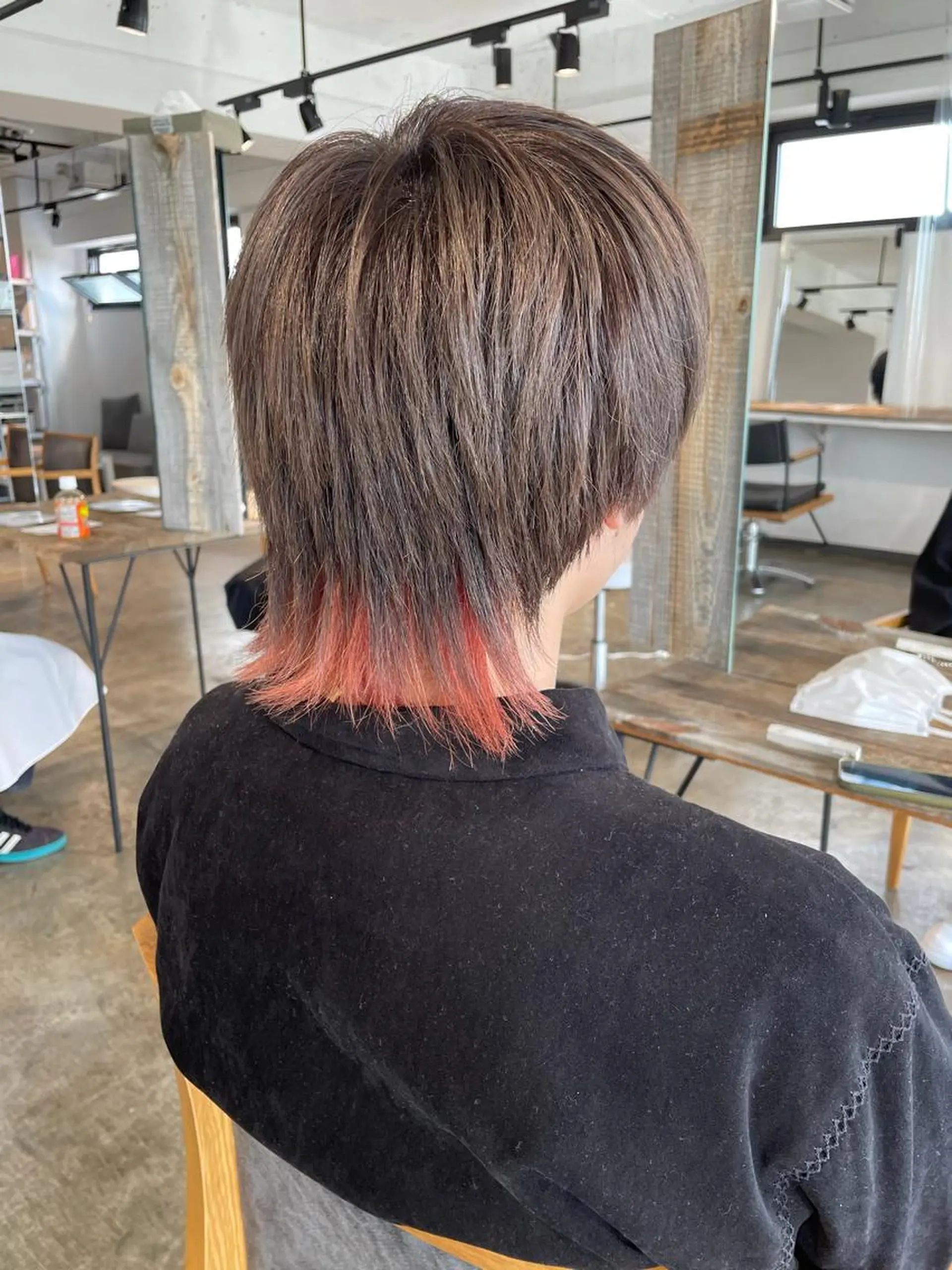 ショート カラー インナーカラー ハイトーン/レイヤー /ケアブリーチ石川治のヘアスタイル