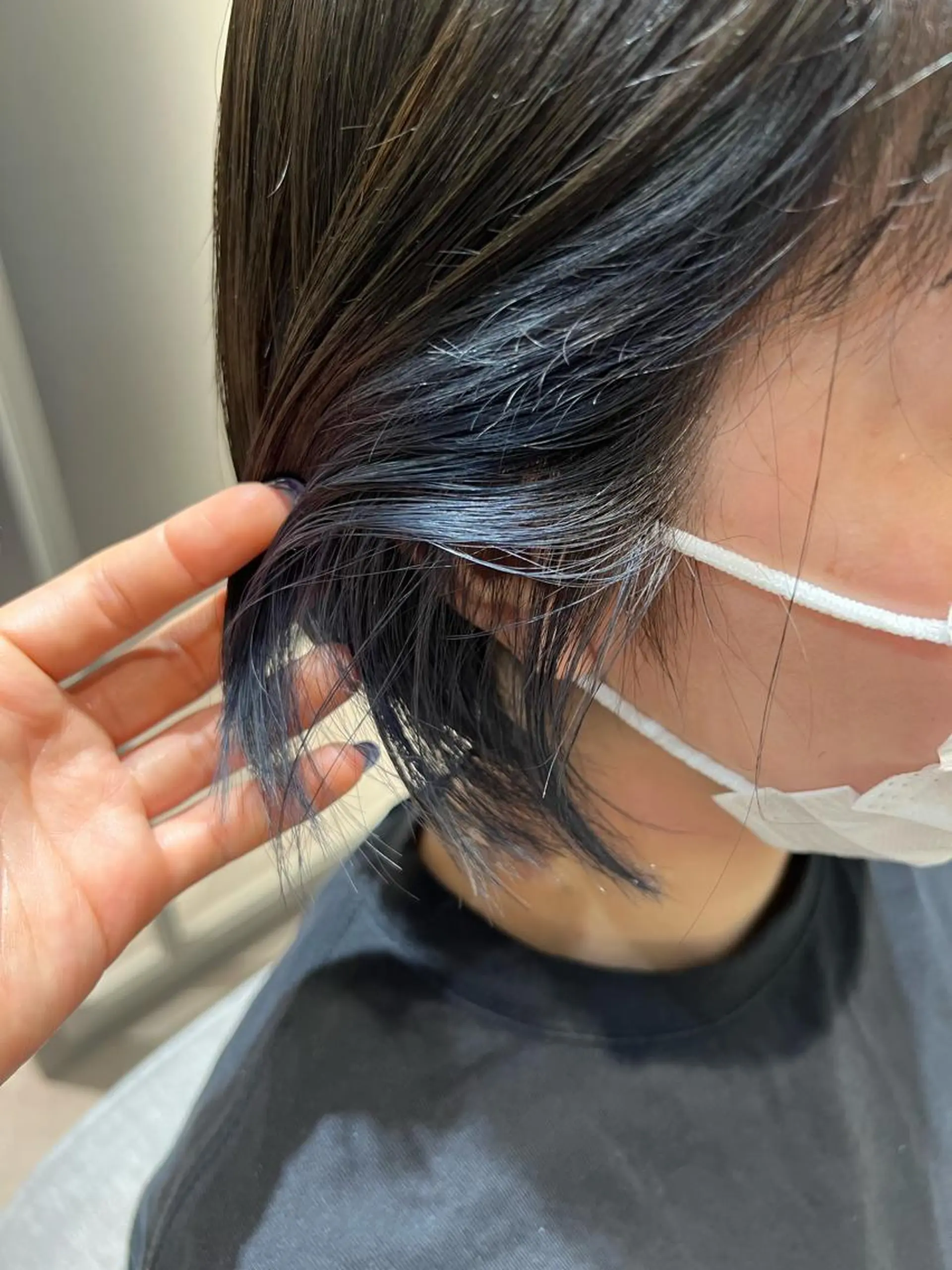 ショート カラー ヘアアレンジ ブリーチ ブルーカラー インナーカラー シルバー 暗髪カラー🫐パーマ おくだりんかのヘアスタイル
