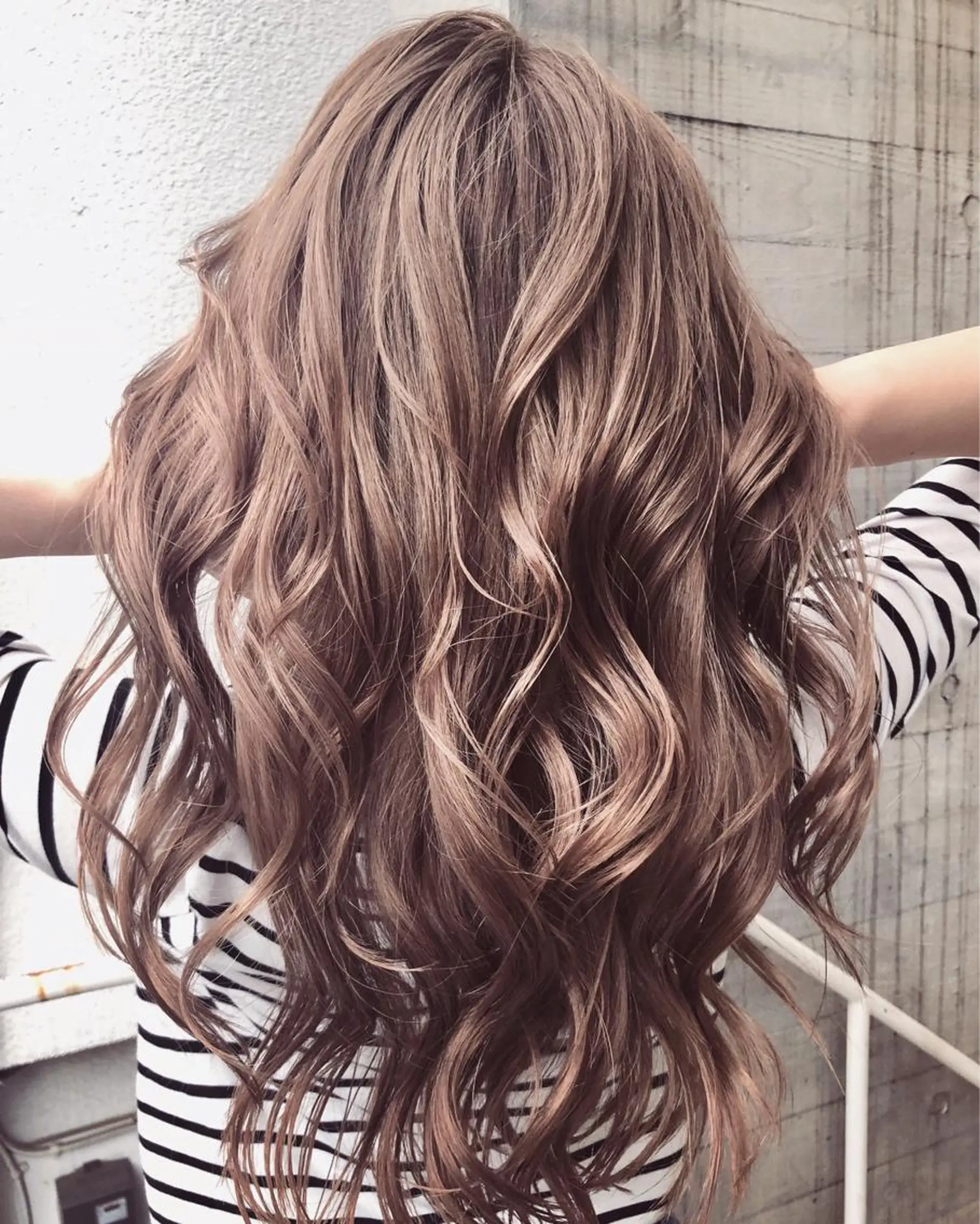 ロング コールネックスザサロン所属・白髪ぼかし×デザイン 🕊️🫧ホウジョウのヘアスタイル