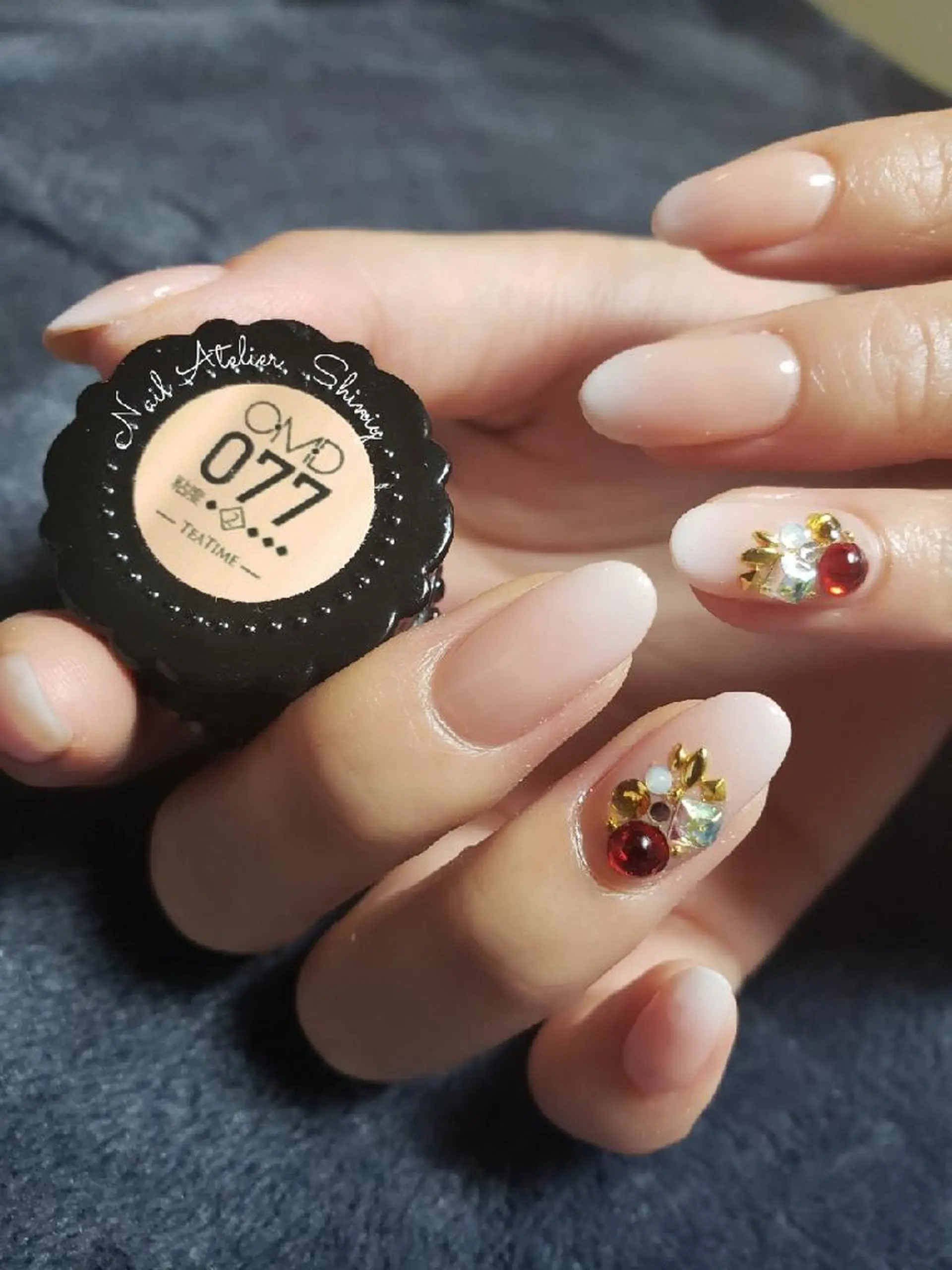 ネイル アートネイル グラデーション ストーンネイル ホワイト ネイル＆脱毛サロン マキのネイルデザイン