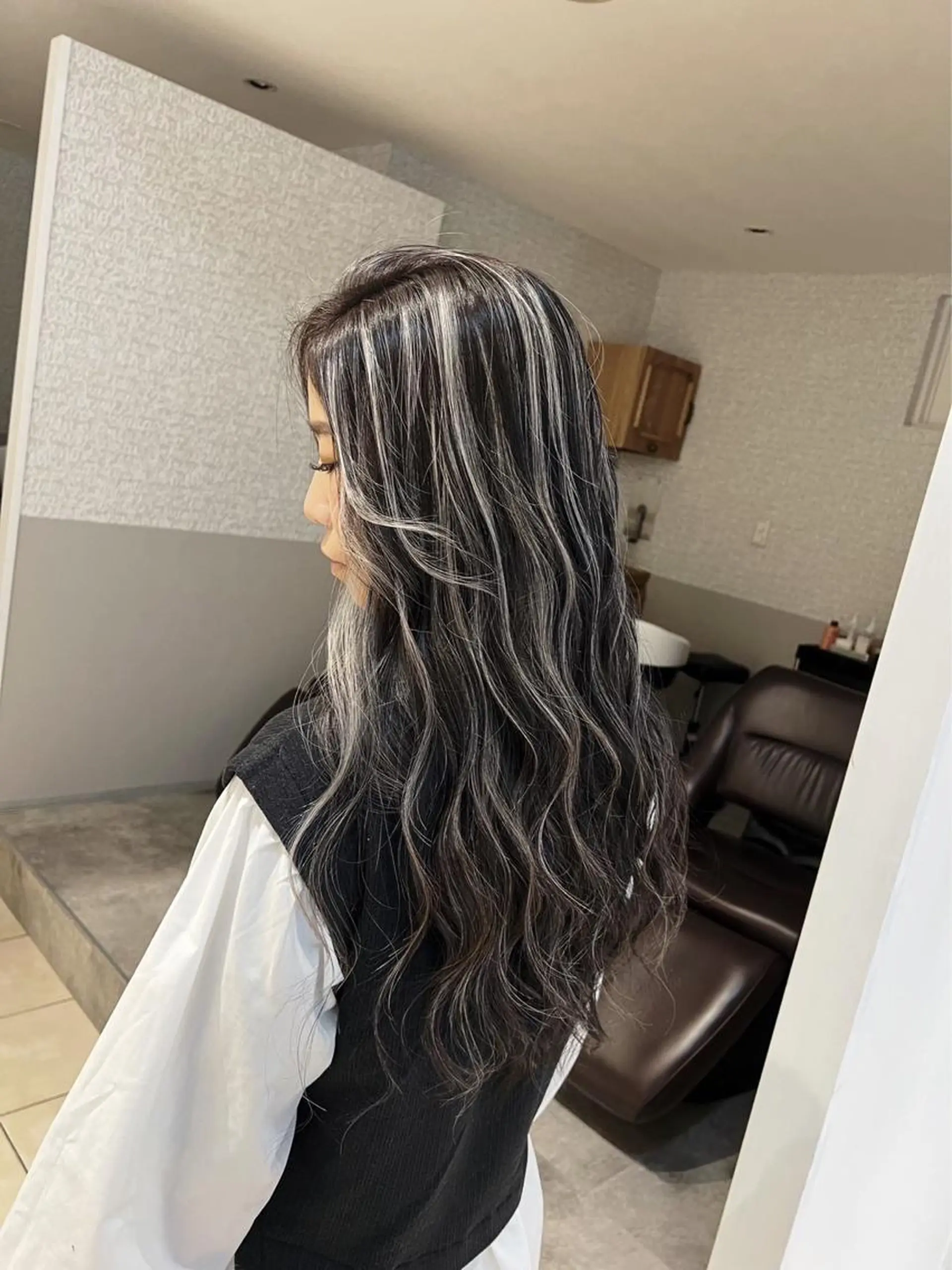 ロング カラー ダークグレー ダークグレージュ グレージュ ハイライトカラー ハイライト ヘアカラー トリートメント ROBIN所属・指名数No.1 /NAOYAのヘアスタイル