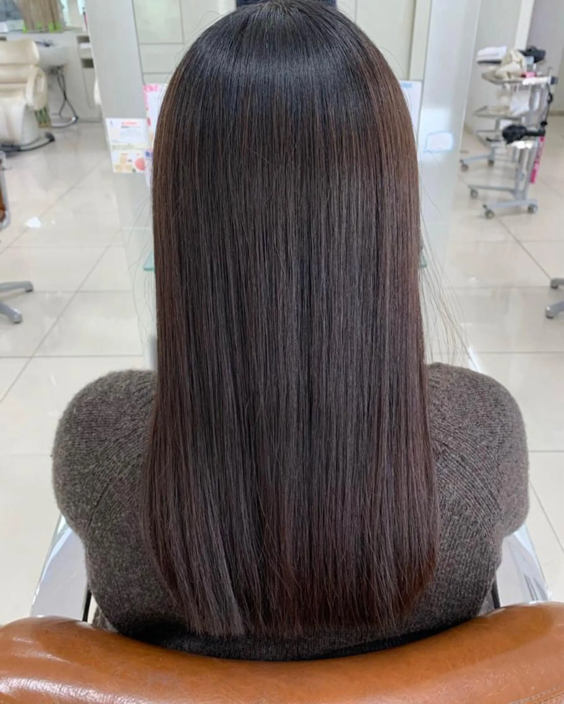 セミロング 縮毛矯正 岩戸優奈 束感まつげ ピンク/ベージュのヘアスタイル