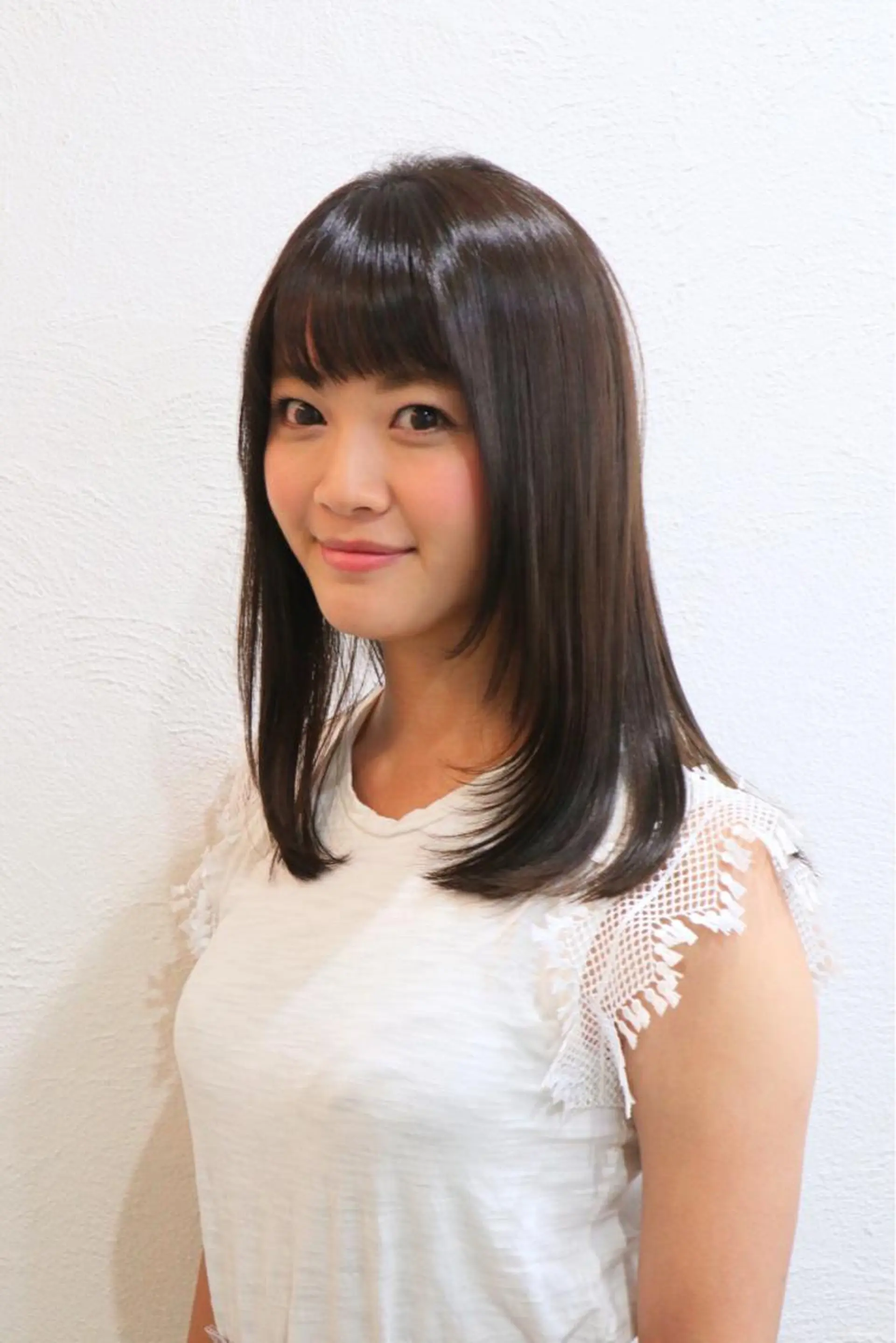 セミロング カラー アッシュ イルミナカラー トリートメント カット 縮毛矯正 西村 ようこのヘアスタイル