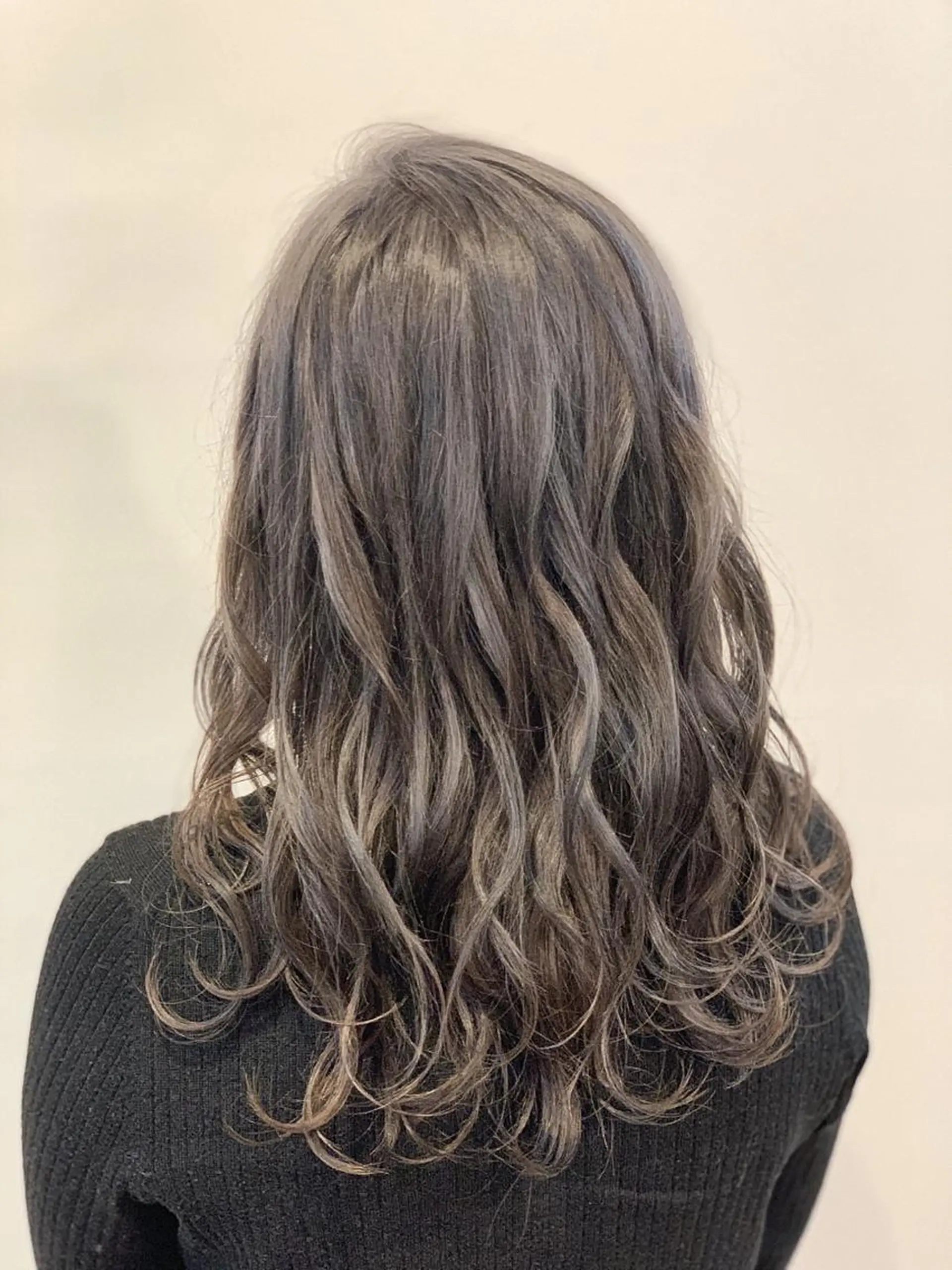 セミロング カラー ブリーチ グレージュ ミルクティーグレージュ 平尾 拓也のヘアスタイル