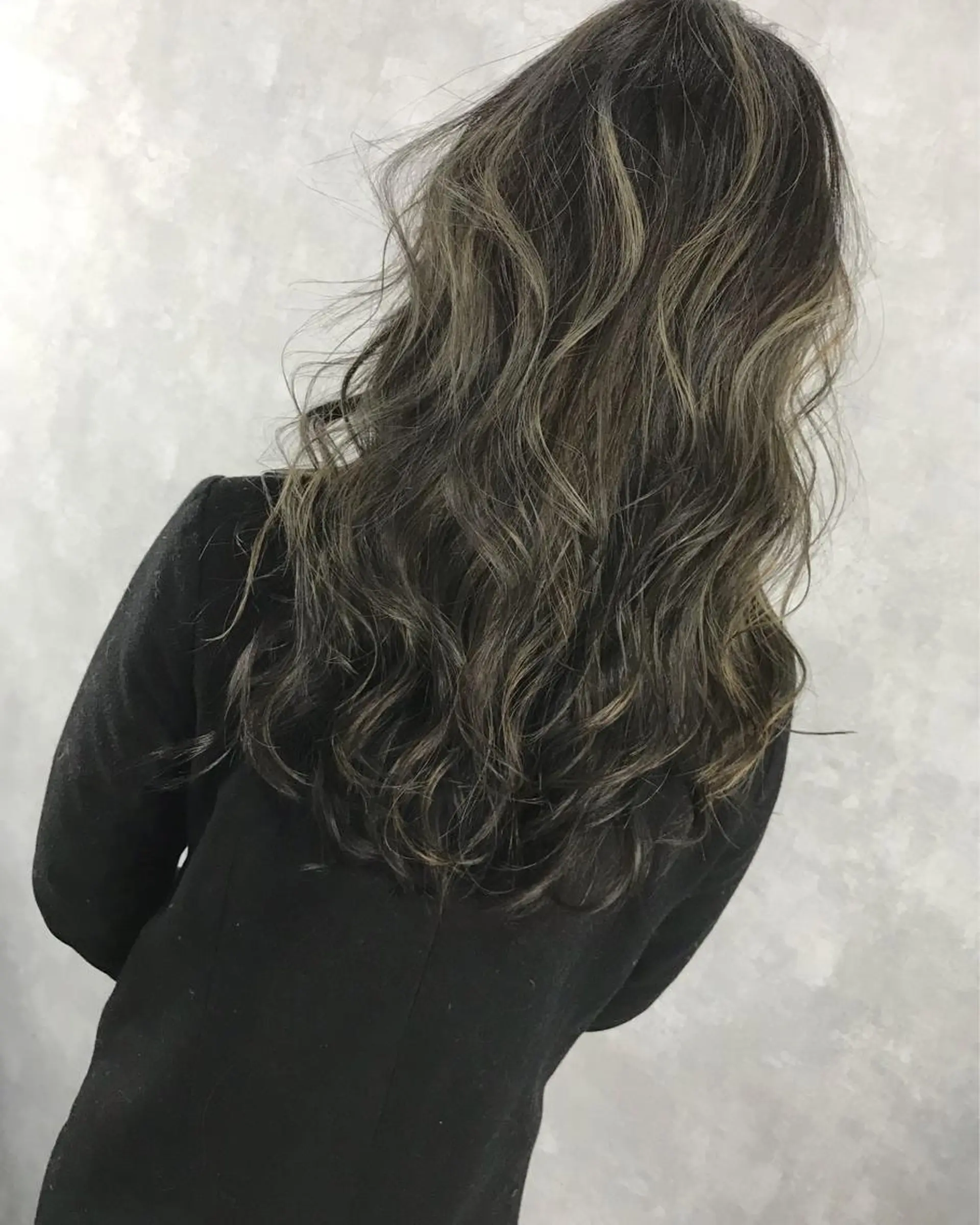 セミロング カラー ハイライトカラー 3Dハイライト ハイライト TOMOYAレイヤー ブリーチ縮毛矯正のヘアスタイル