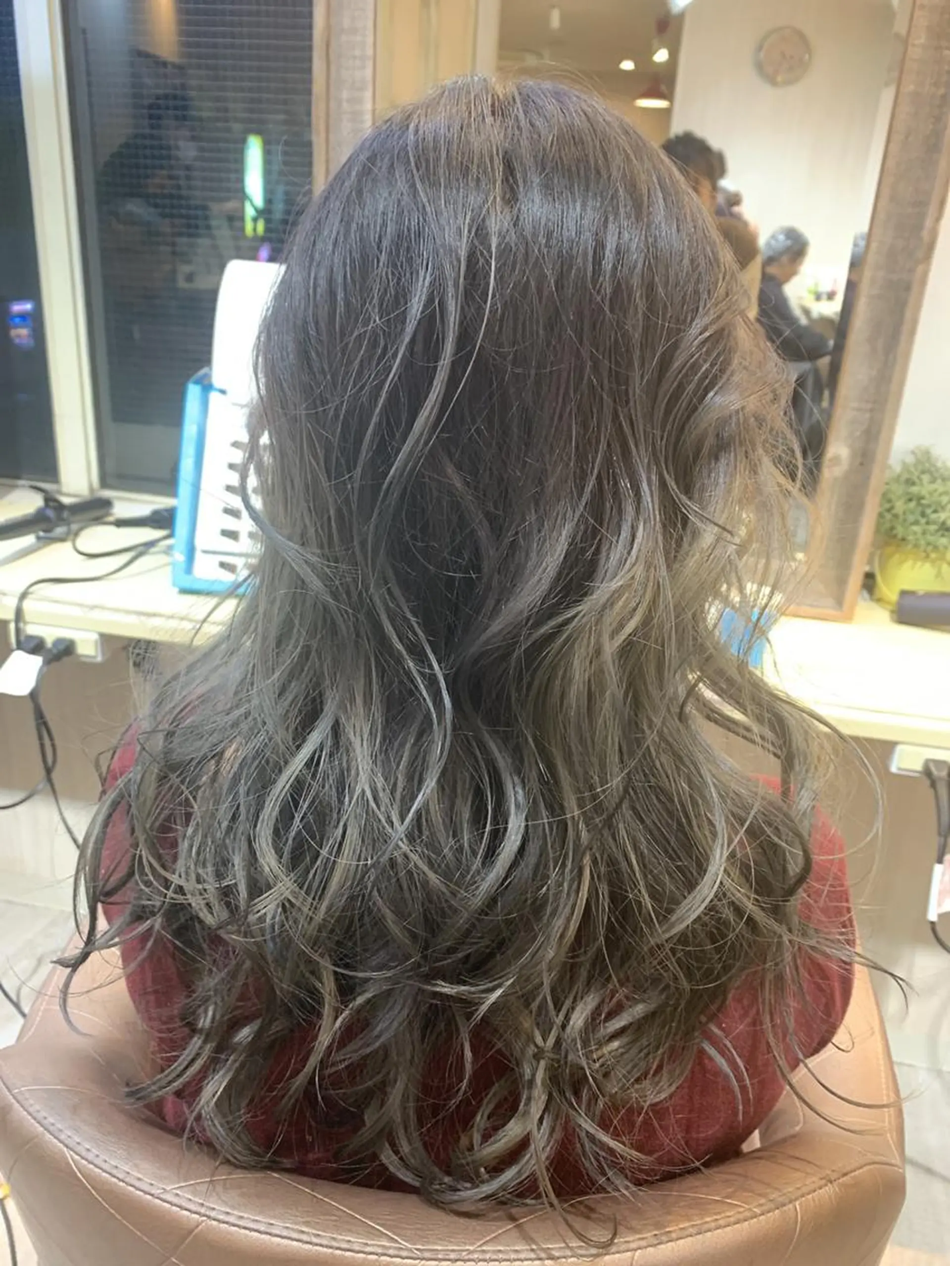 ミディアム カラー 嶋村夏実🌼レイヤー 🌸白髪ぼかしのヘアスタイル