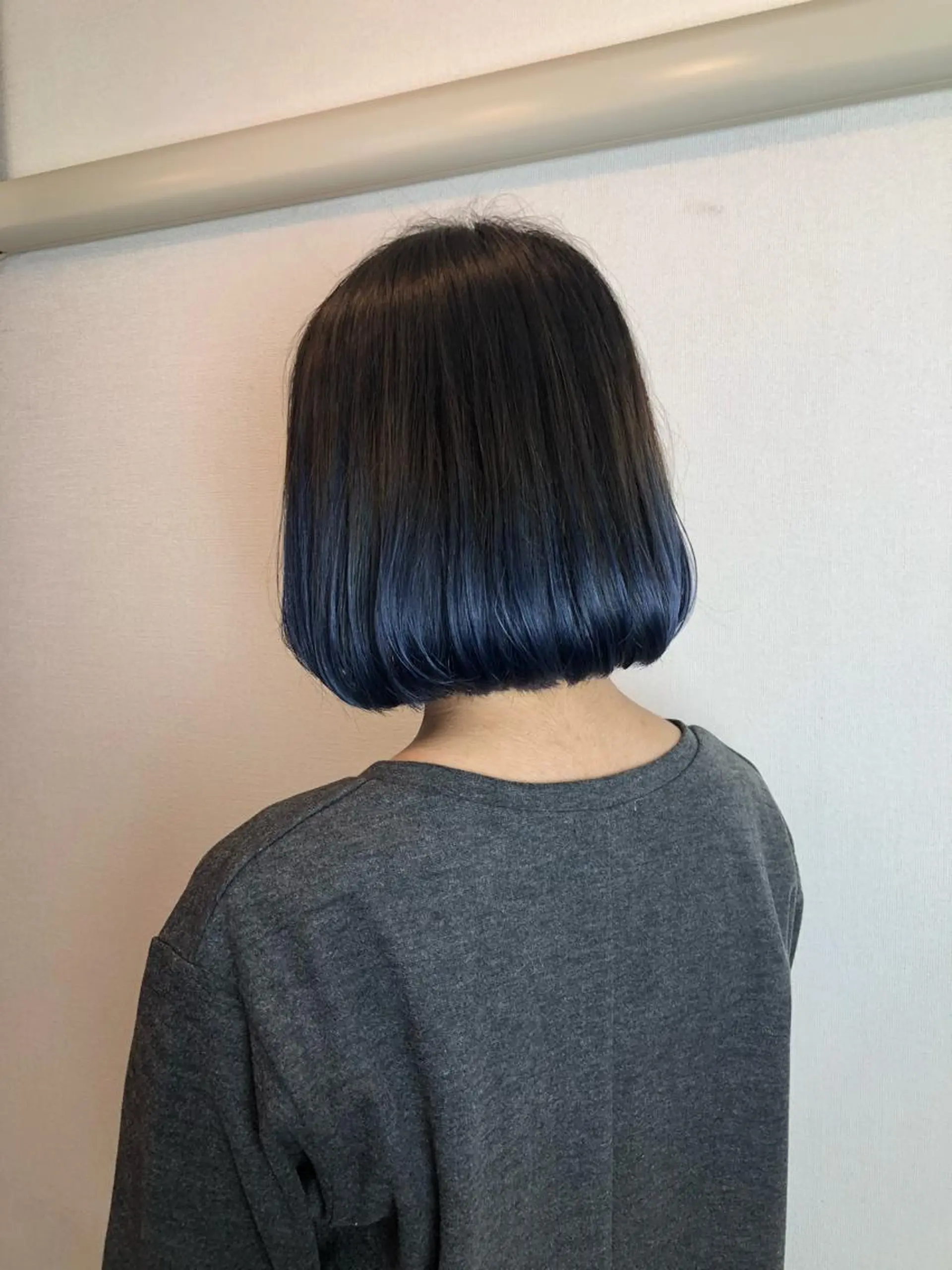 ミディアム カラー ブリーチ グラデーションカラー ネイビーカラー 是枝 さくらのヘアスタイル