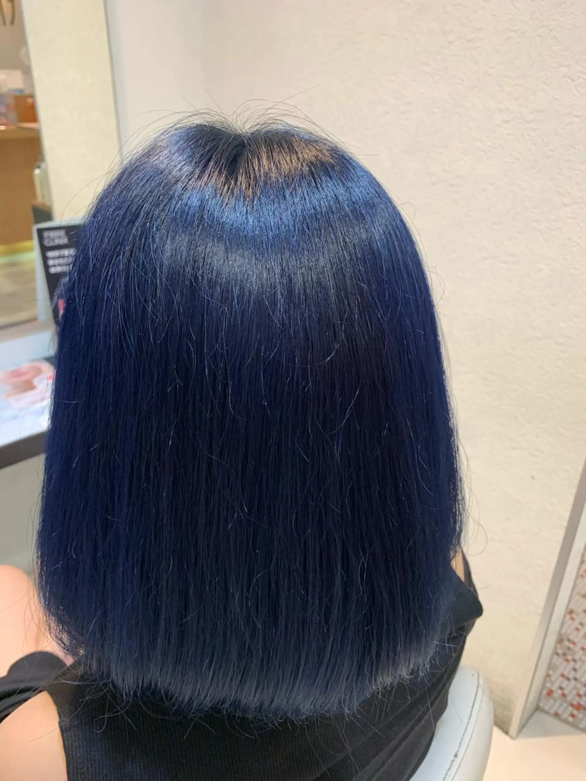 ショート カラー ブリーチ ブルーカラー ネイビーカラー 糟谷 慈英のヘアスタイル