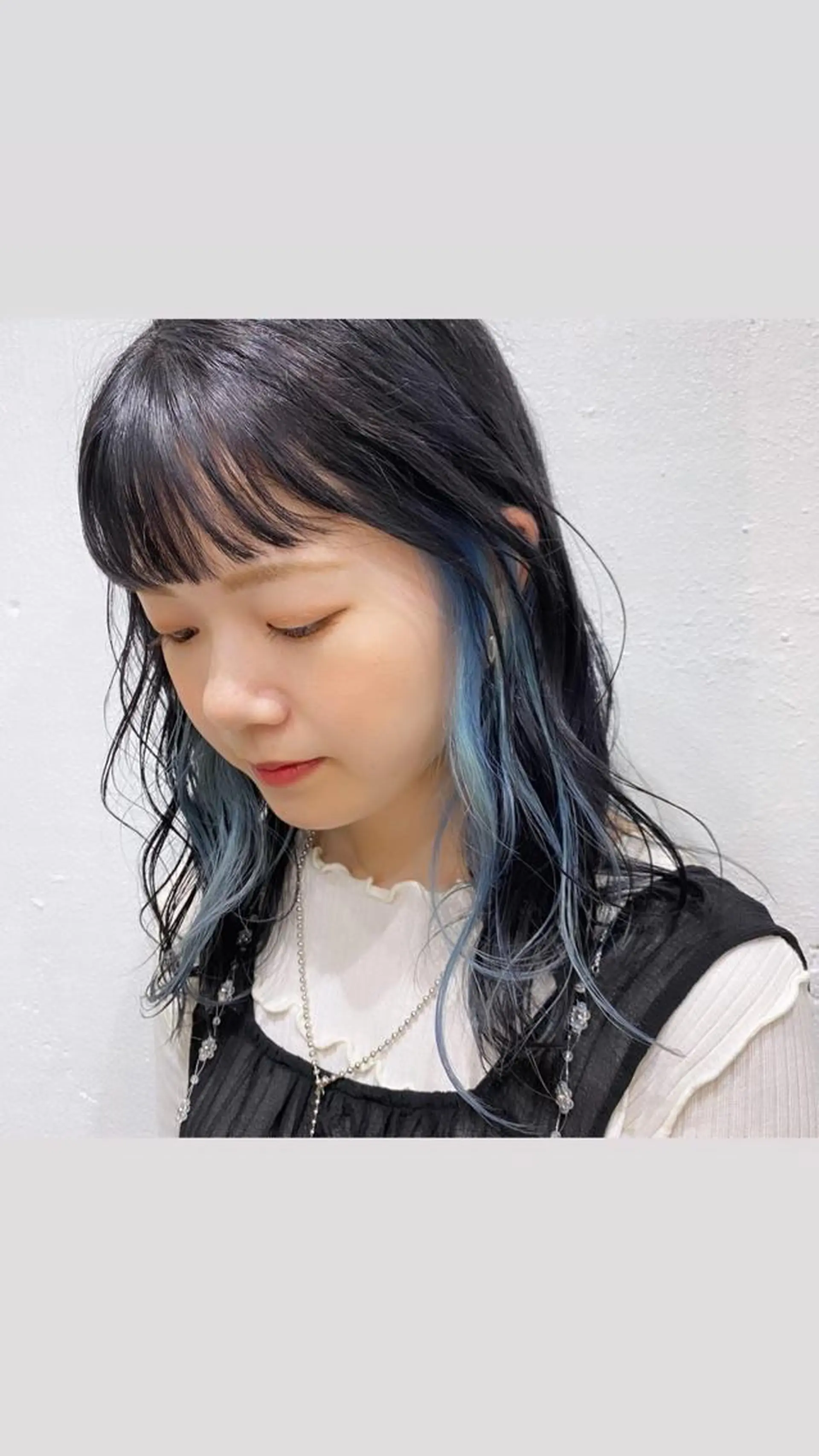 セミロング カラー ブルーカラー kai .のヘアスタイル