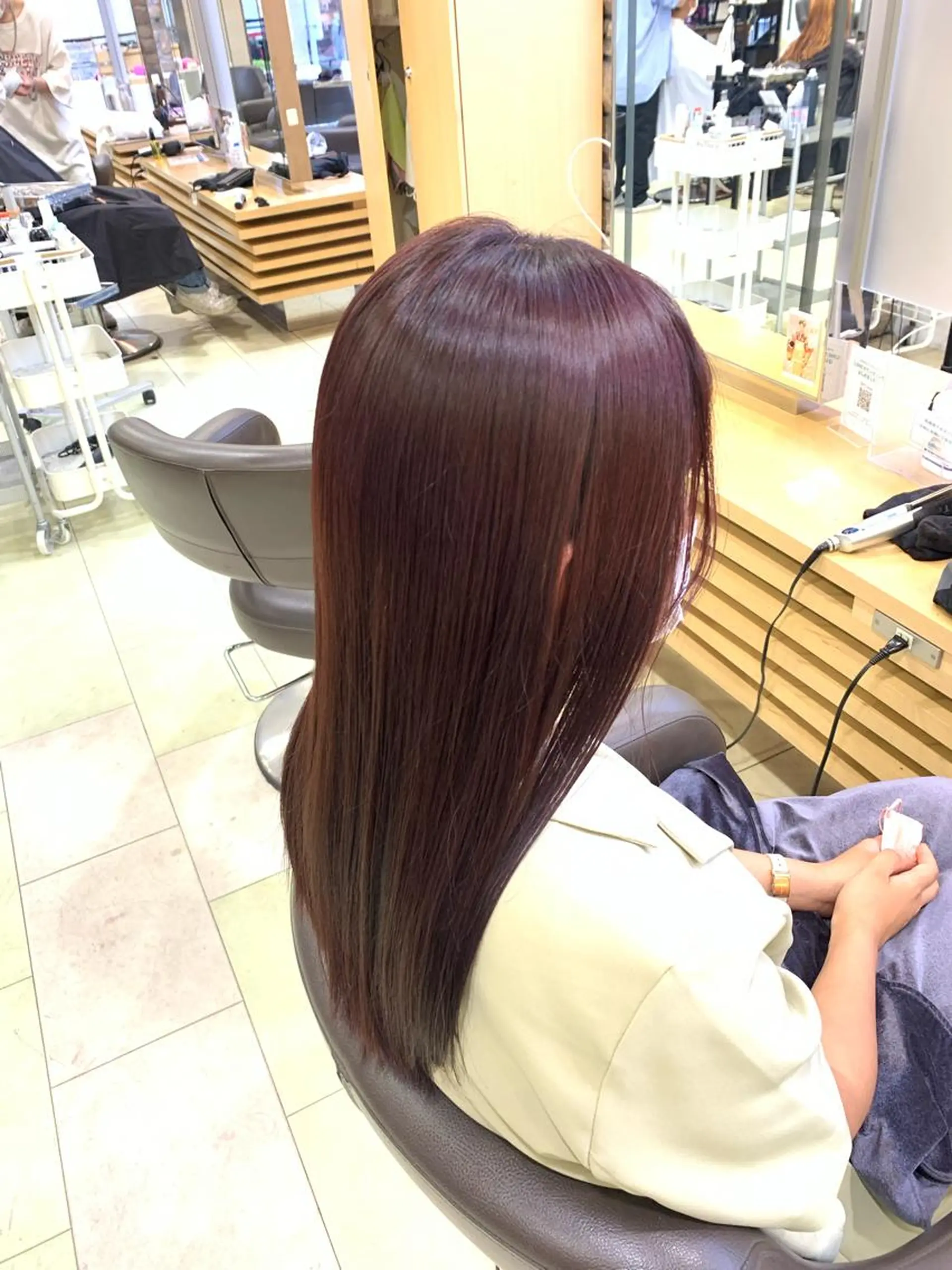 セミロング カラー マツエク・マツパ ﾎｯﾄﾍﾟｯﾊﾟｰ に移行中【かな】のヘアスタイル