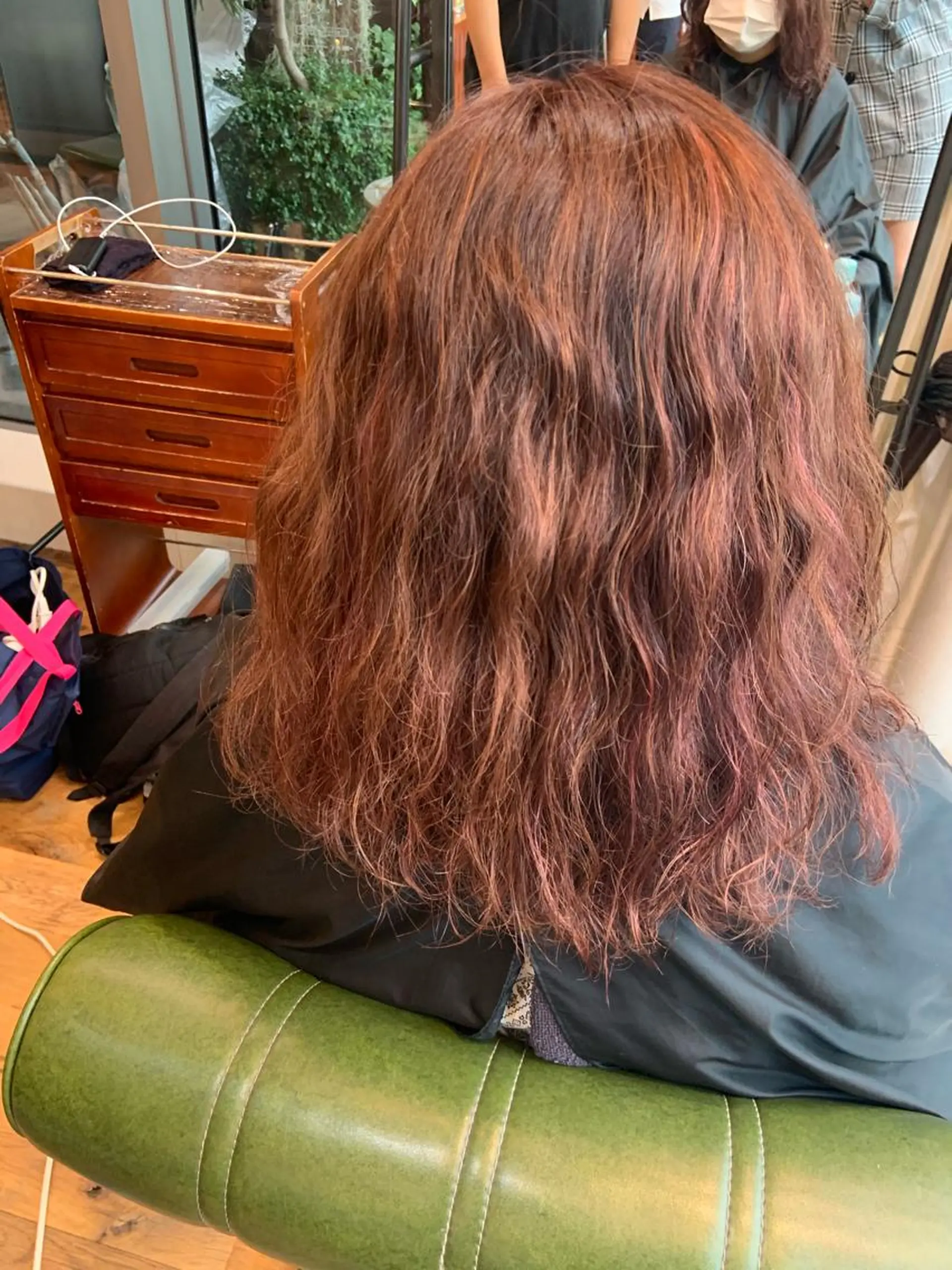 ミディアム カラー パーマ ヘアアレンジ ハイライトカラー ピンクカラー バイオレットカラー ハイライト ハイトーンカラー🤍 山下 優華のヘアスタイル