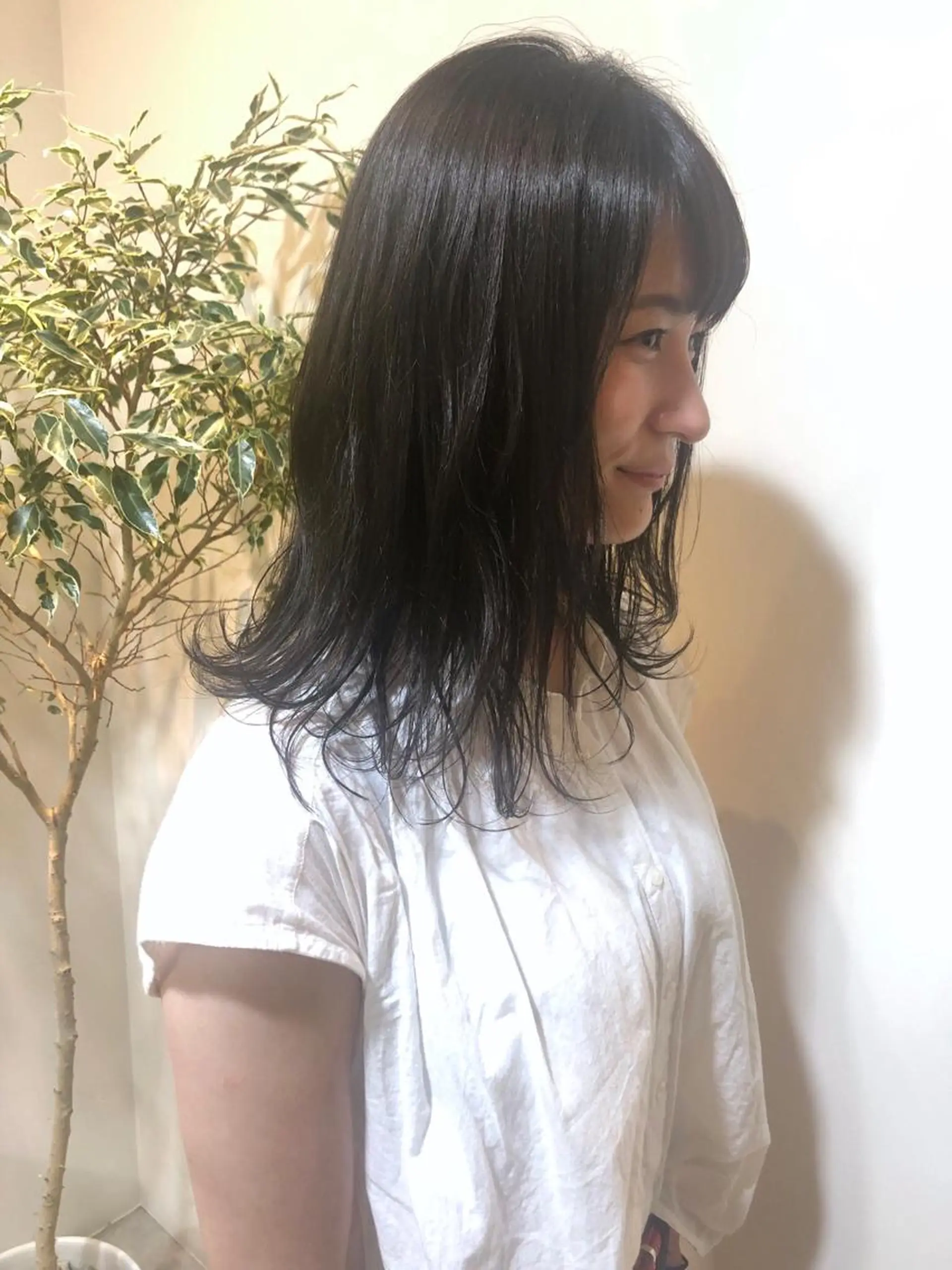 ミディアム MIOベージュカラー 柔らかいカラーのヘアスタイル