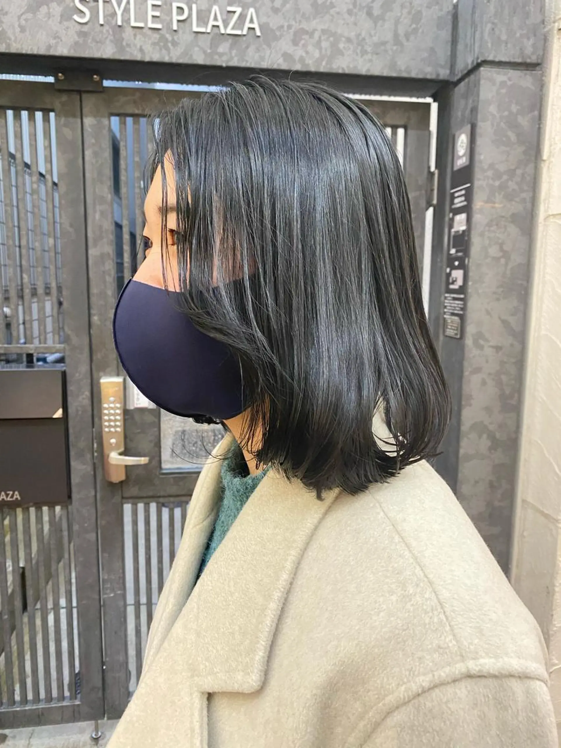 ミディアム カラー グレージュ ネイビーカラー ウルフカット／吉村 桃子のヘアスタイル