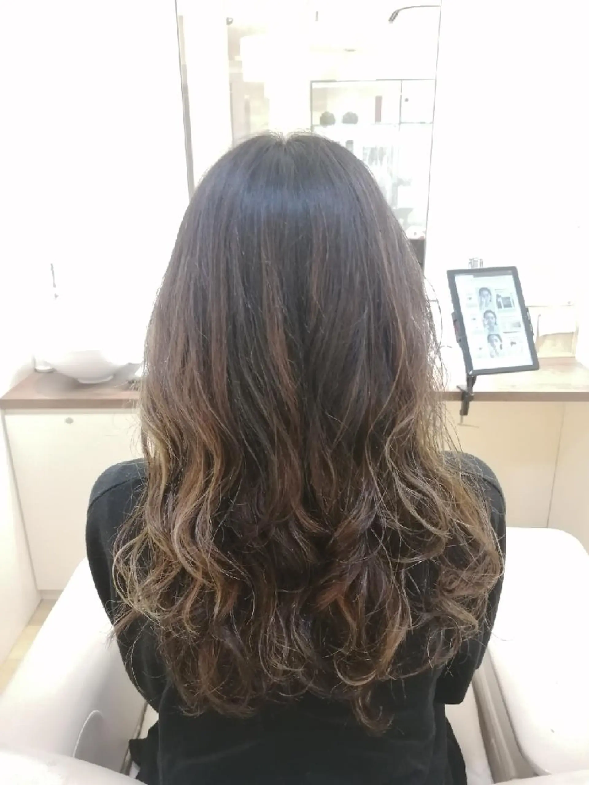 ロング ハイライト レイヤーカット 鈴木 さやかのヘアスタイル