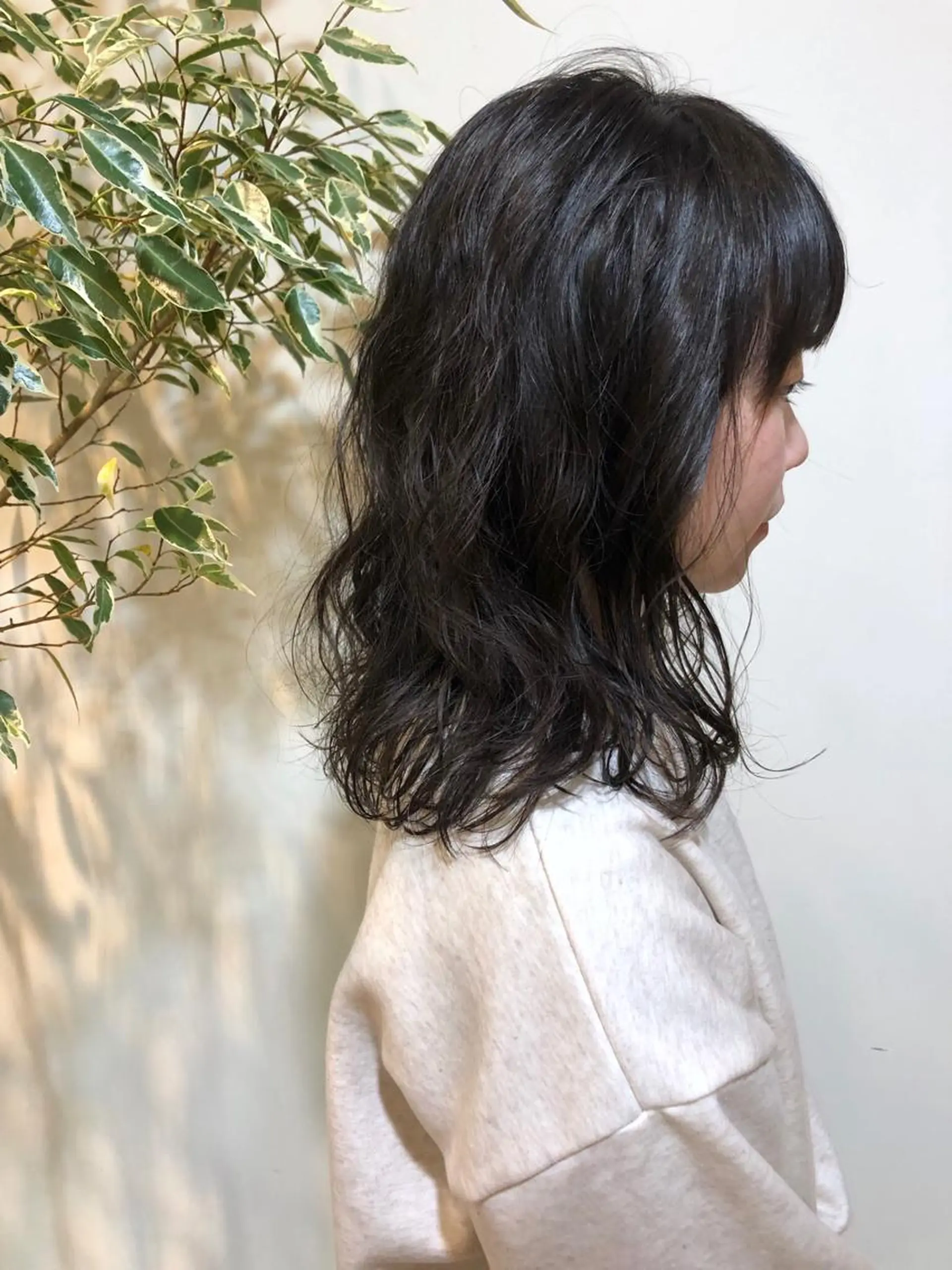 ミディアム パーマ MIOベージュカラー 柔らかいカラーのヘアスタイル