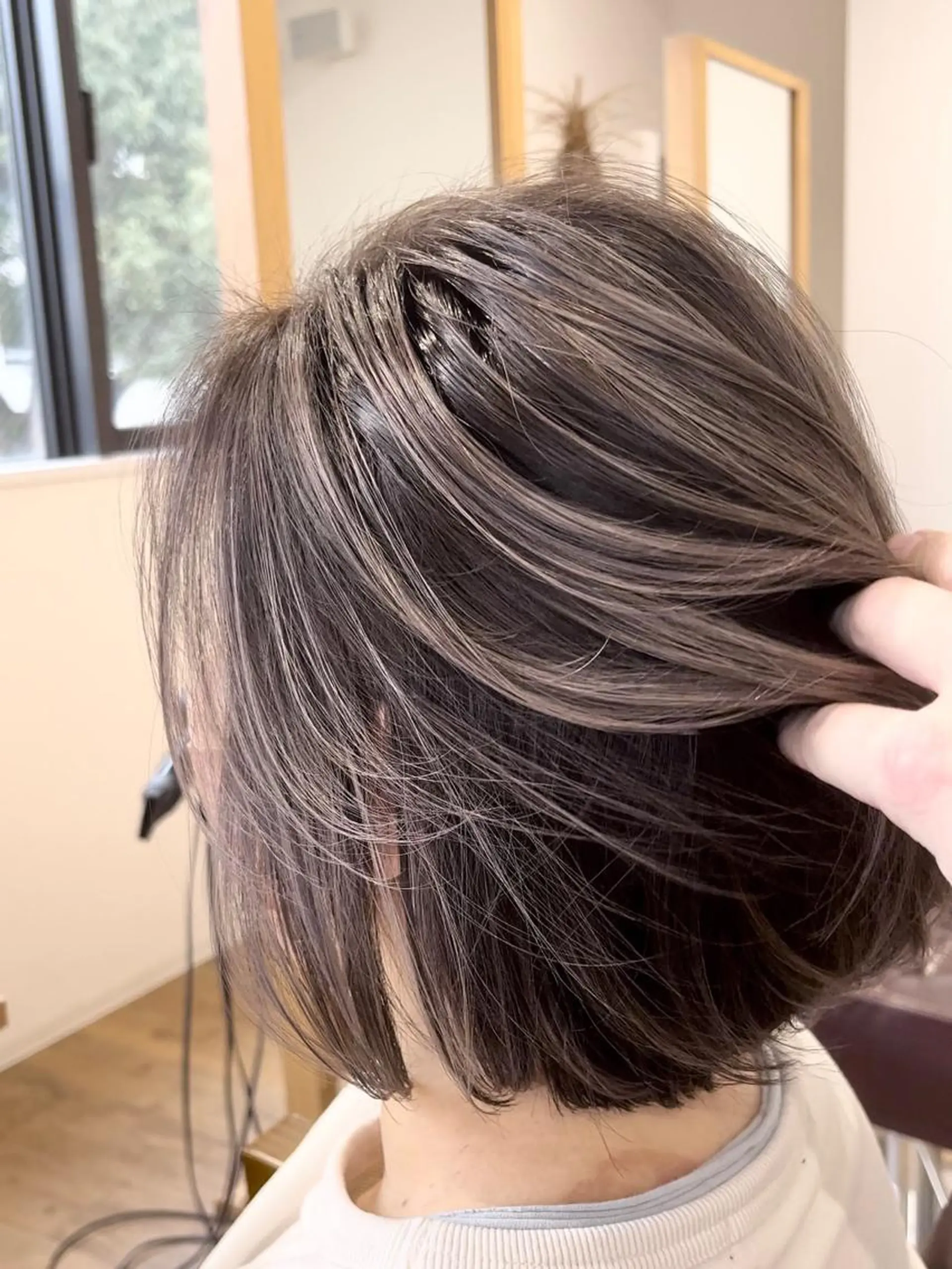 ショート カラー アッシュ アッシュグレー アッシュグレージュ バレイヤージュ ブリーチ KIZU 髪質改善 オカルト怪談のヘアスタイル