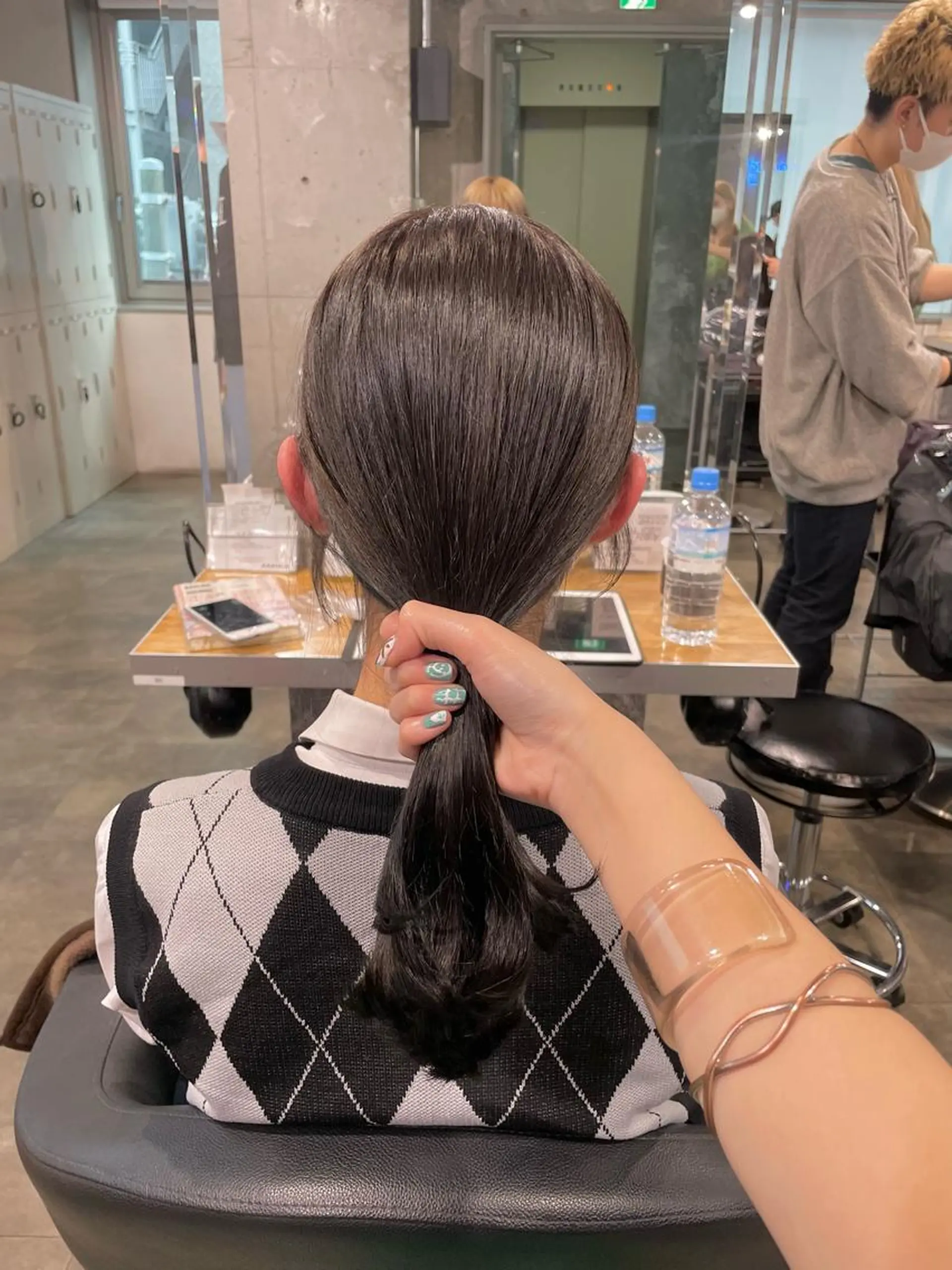 ミディアム カラー パーマ ヘアアレンジ キッズ ネイル マツエク・マツパ アイブロウ 透明感カラー・レイヤ ー🎀amika🎀のヘアスタイル