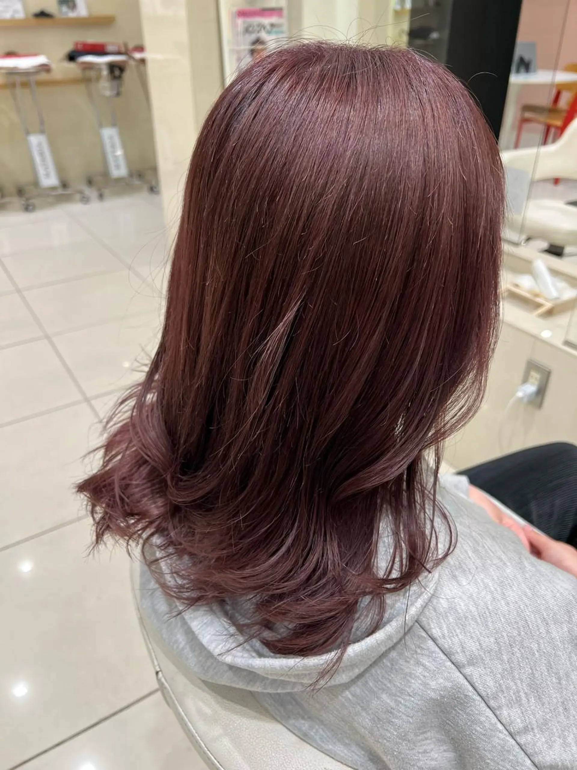 ミディアム ヘアカラー トリートメント ☃️顔周りレイヤー グレージュSHUTOのヘアスタイル