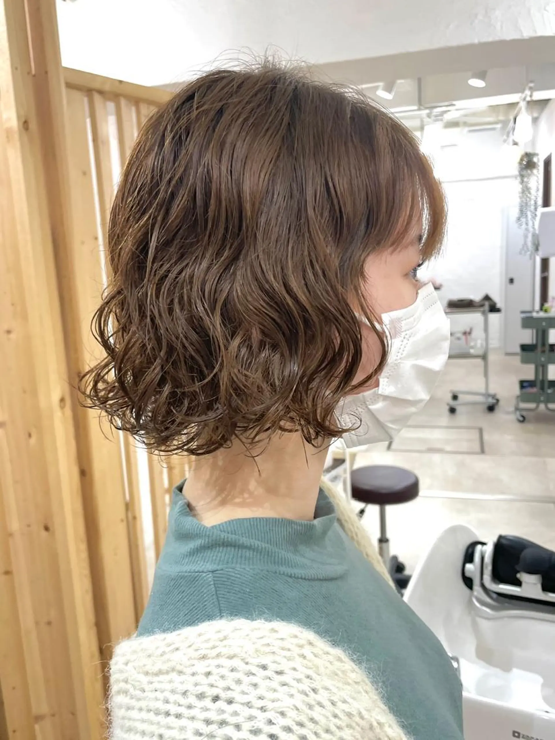 ミディアム パーマ 切りっぱなしボブ ミディアムパーマ ボブ ハイライト ウルフカット 銀座No.1髪質改善 縮毛矯正/本木のヘアスタイル