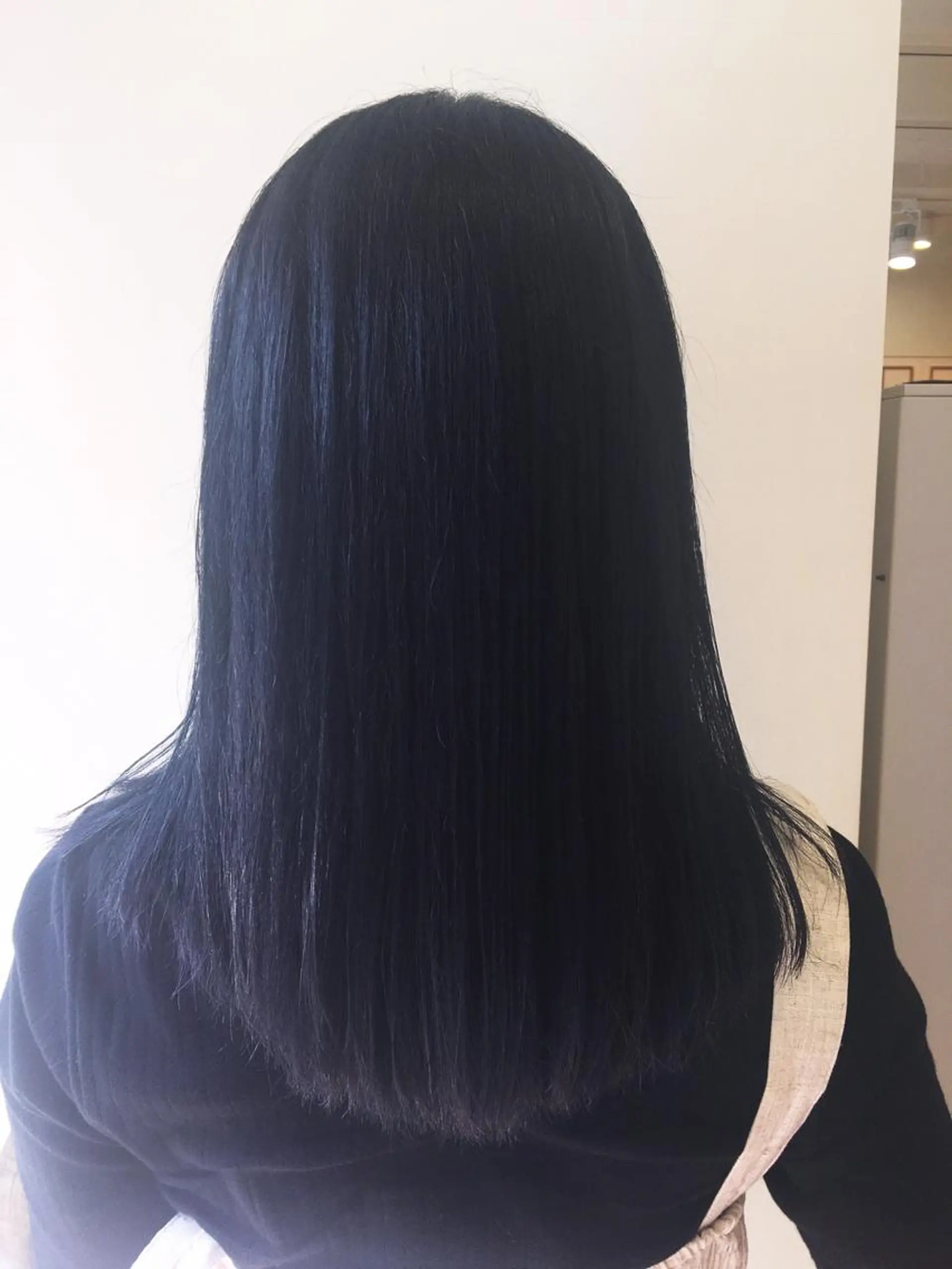 セミロング カラー ブリーチ ネイビーカラー ぱつっとボブ/ 小野あかねのヘアスタイル