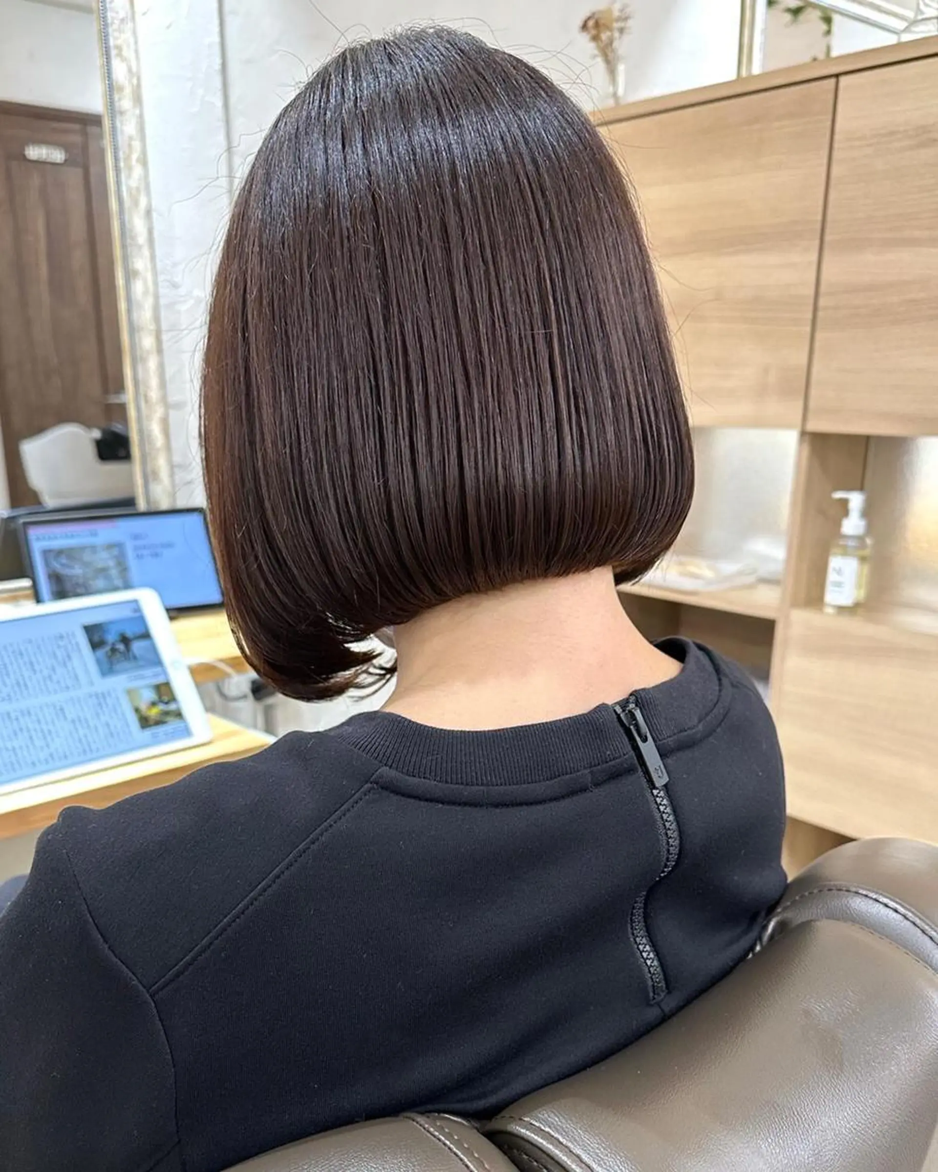 ショート カラー パーマ 切りっぱなしボブ 前下がりボブ ショートボブ 黒髪 イヤリングカラー カット 縮毛矯正 トリートメント 銀座No.1髪質改善 縮毛矯正/本木のヘアスタイル