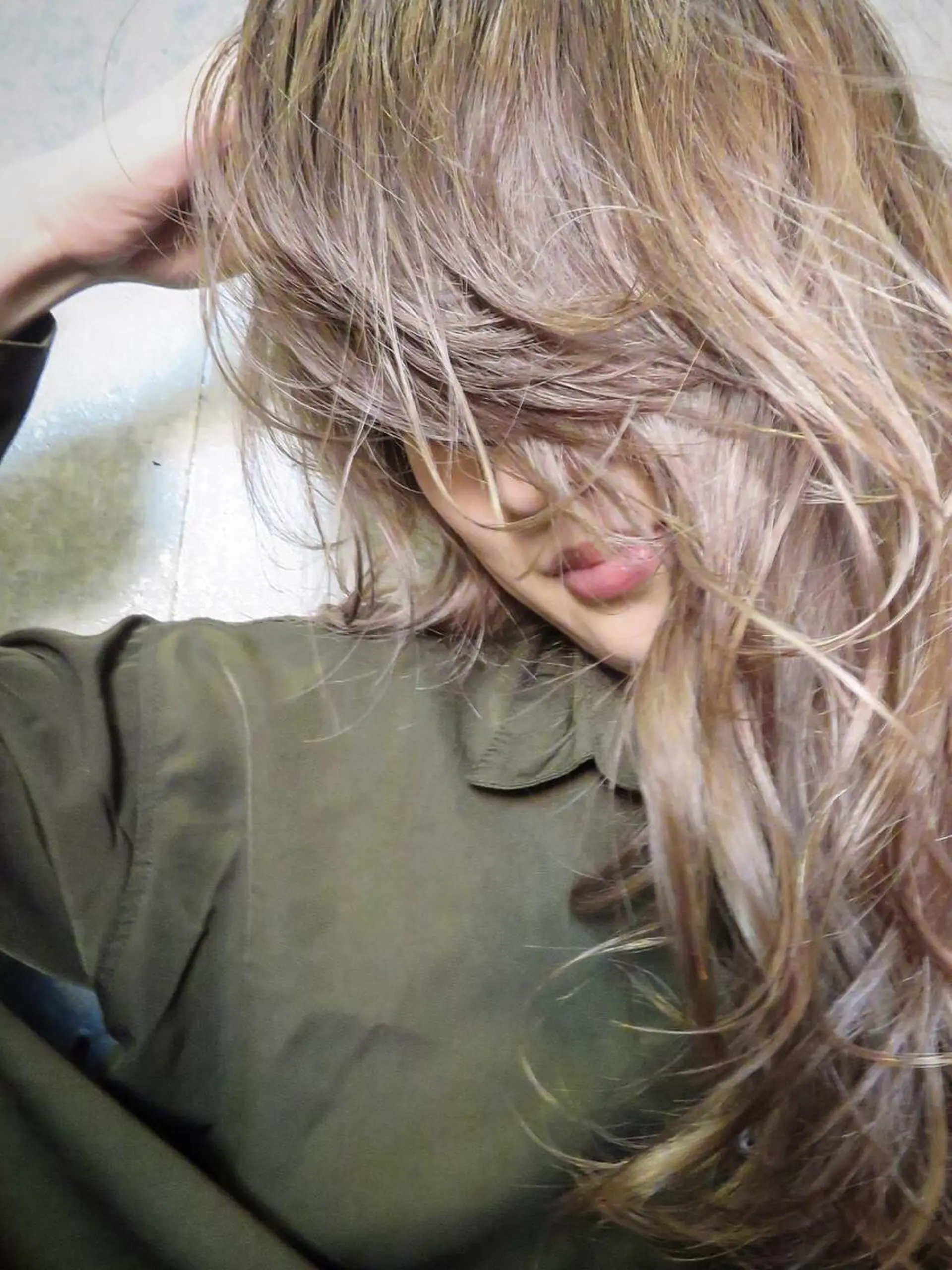 ロング コールネックスザサロン所属・白髪ぼかし×デザイン 🕊️🫧ホウジョウのヘアスタイル