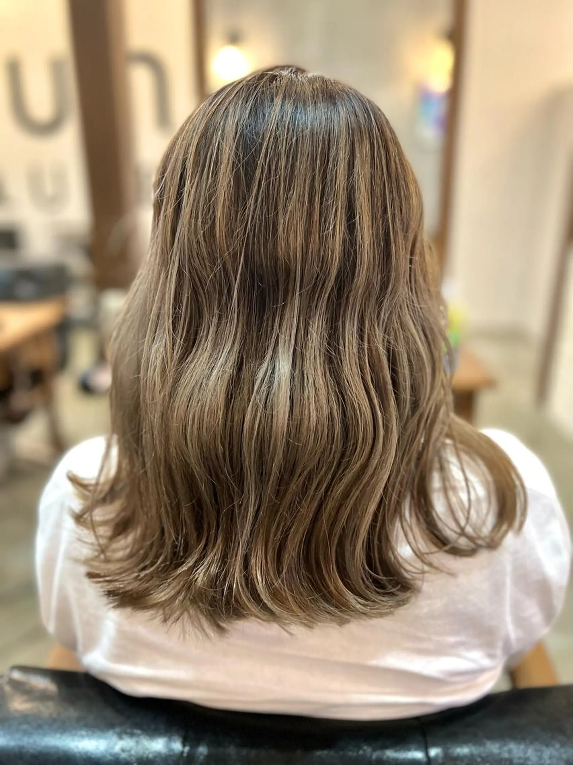 ミディアム カラー バレイヤージュ ベージュカラー ハイライトカラー ハイライト レイヤーカット ヘアカラー Style Tのヘアスタイル