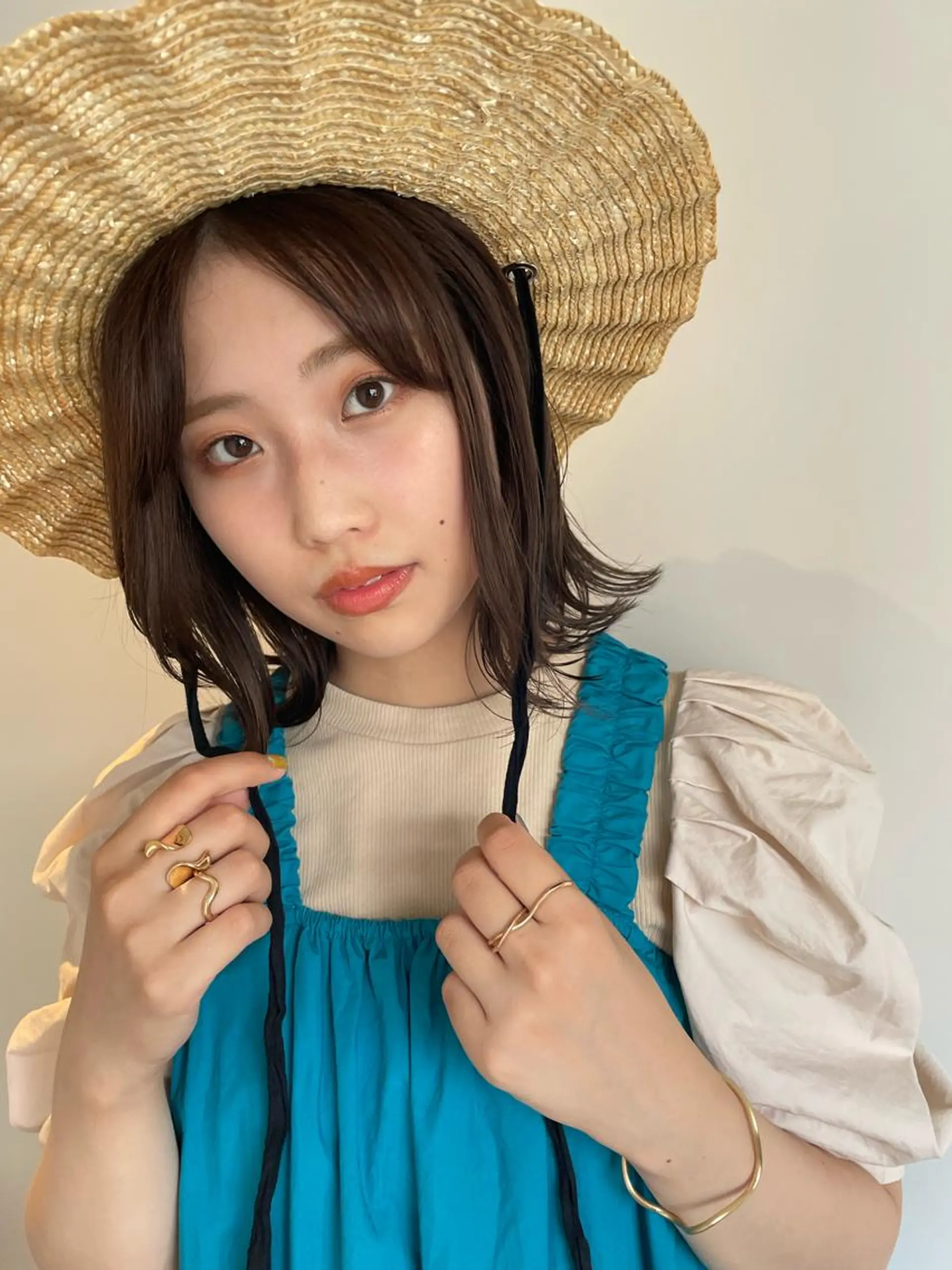 ミディアム カラー MIU/ルーツカラー 顔まわりレイヤーのヘアスタイル