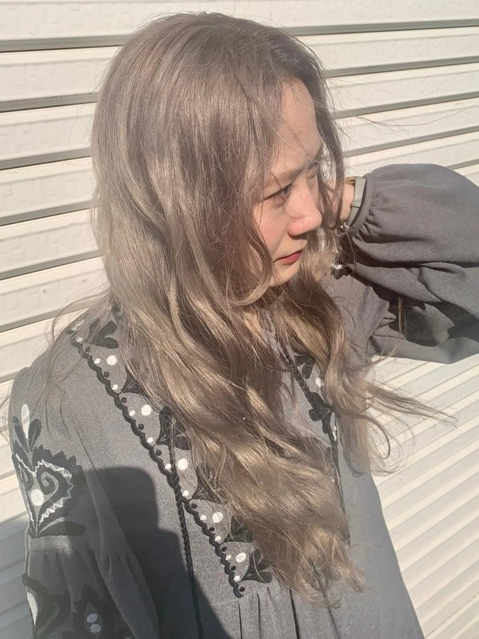 カラー ブリーチ グレージュ 血分 優人のヘアスタイル