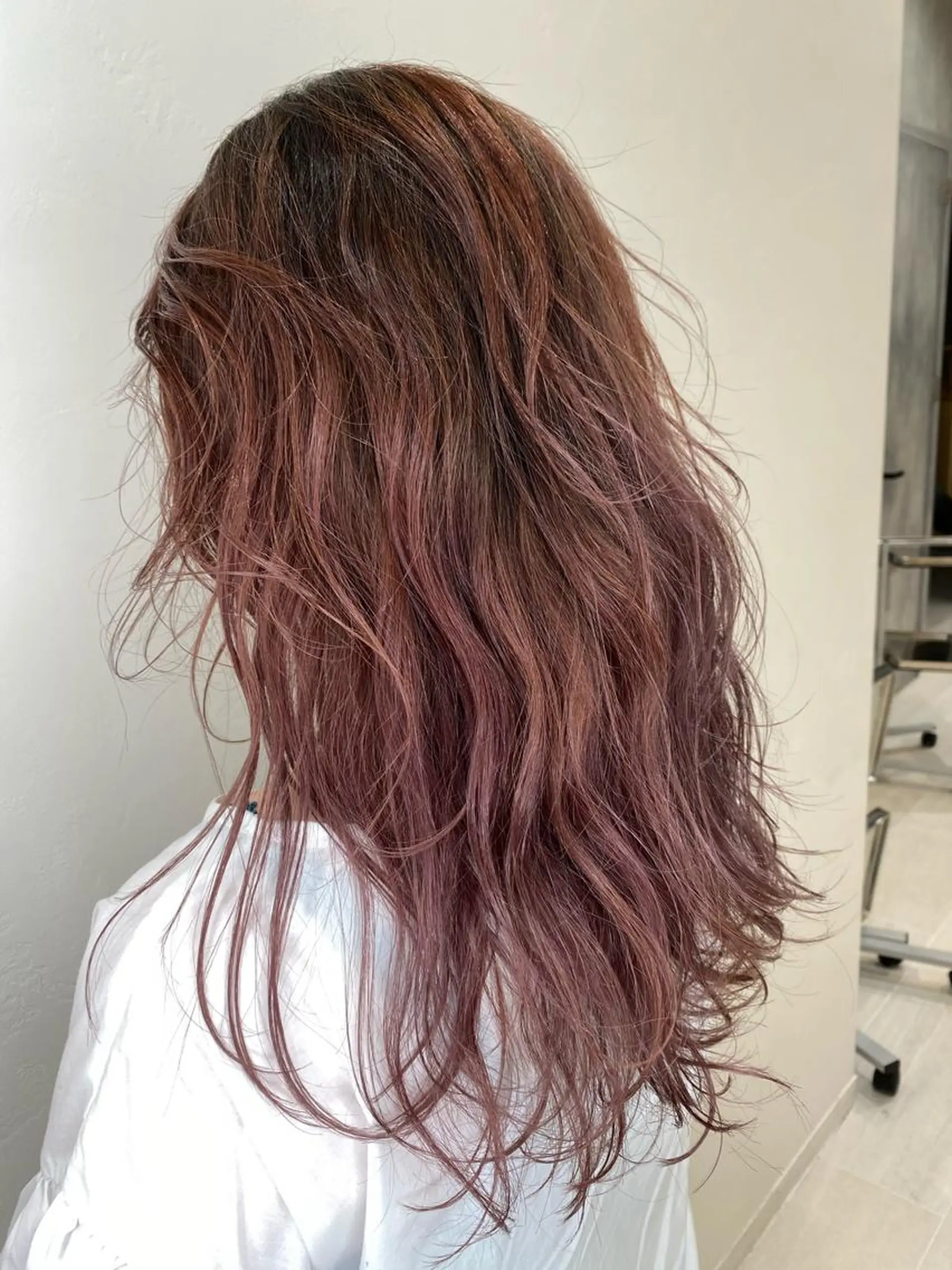 ロング カラー バレイヤージュ ベージュカラー ラベンダーカラー ラベンダーベージュ レイヤーカット ハイトーン/ 顔周りレイヤー/白石のヘアスタイル