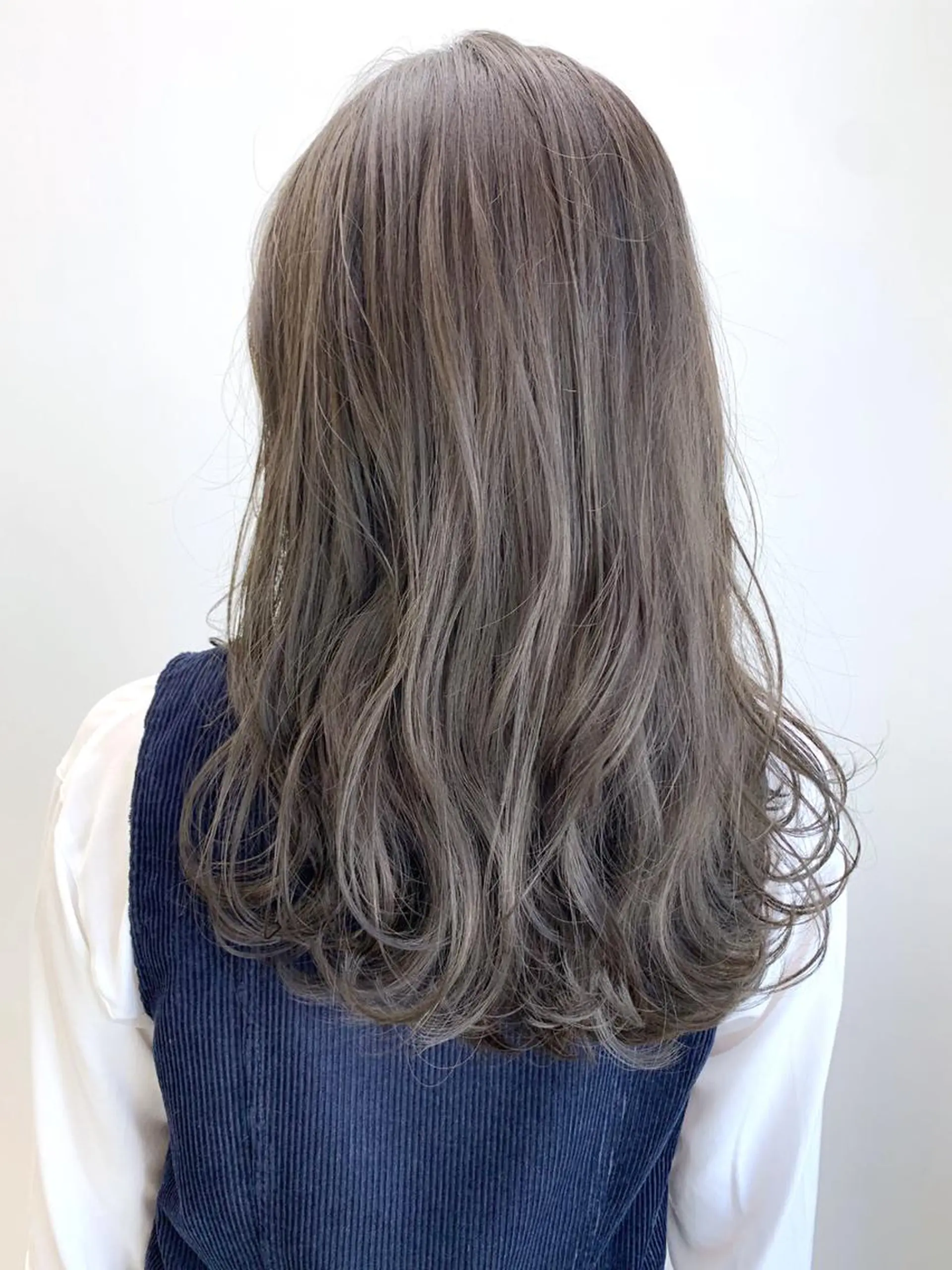 セミロング カラー パーマ ヘアアレンジ アッシュ アッシュグレー アッシュグレージュ グレージュ ITbyALBUM 八王子店のヘアスタイル