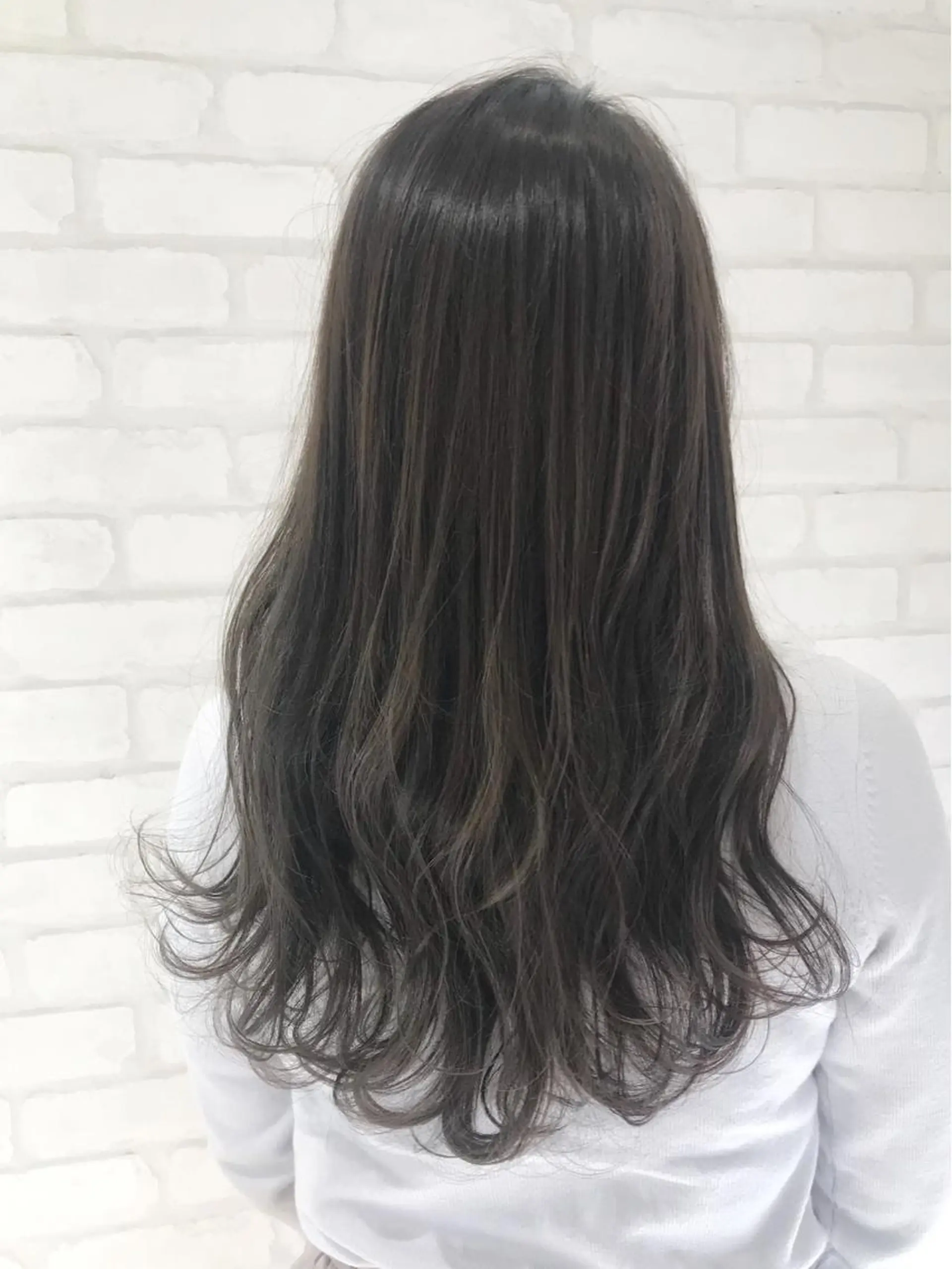 セミロング カラー グレージュ イルミナカラー オリーブグレージュ オリーブグレー カット ヘアカラー トリートメント 高木 麻知子のヘアスタイル