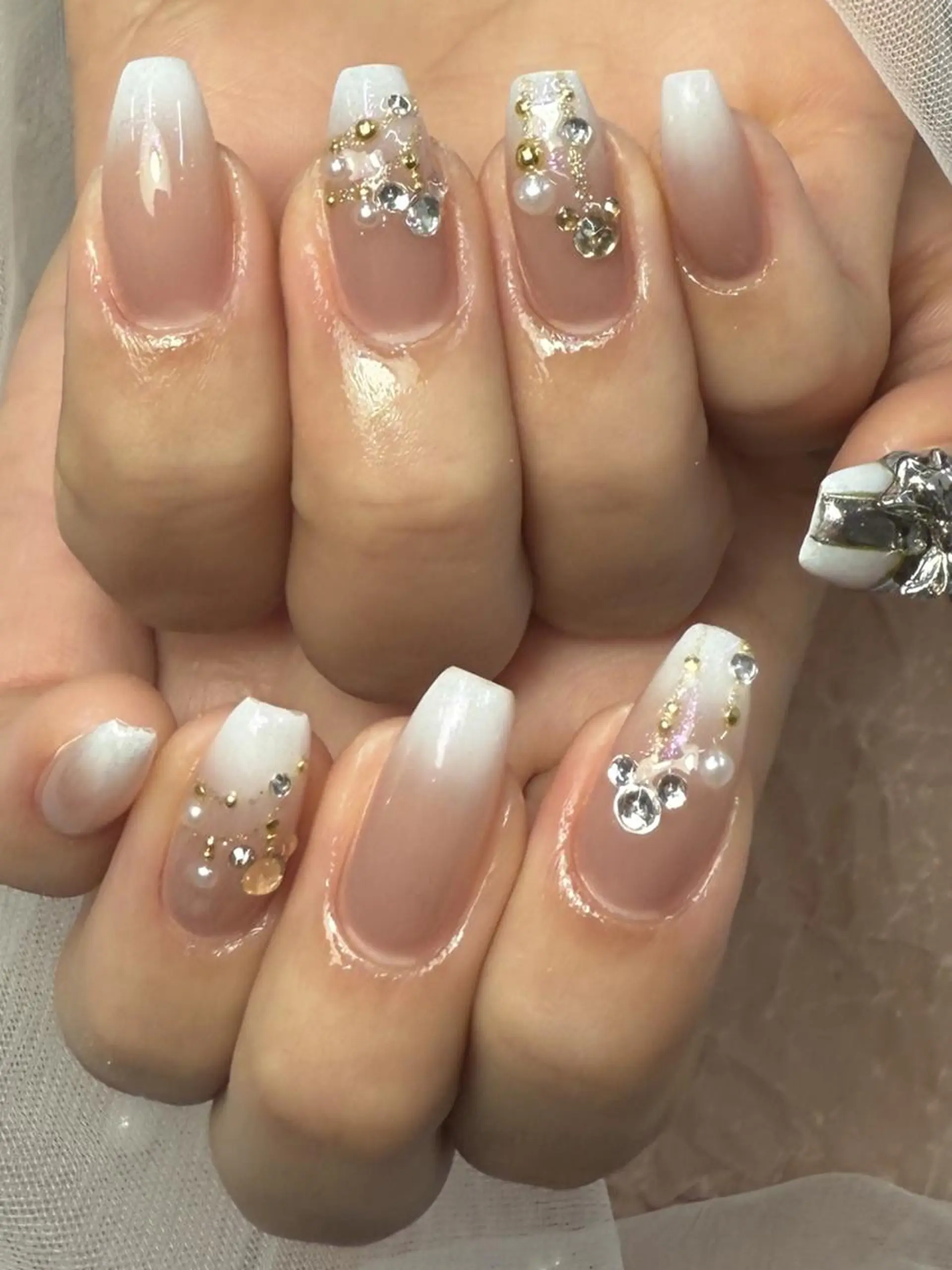 ネイル アートネイル グラデーション ストーンネイル ホワイト ハンドネイル ToliyDeliy Nail Salonのネイルデザイン