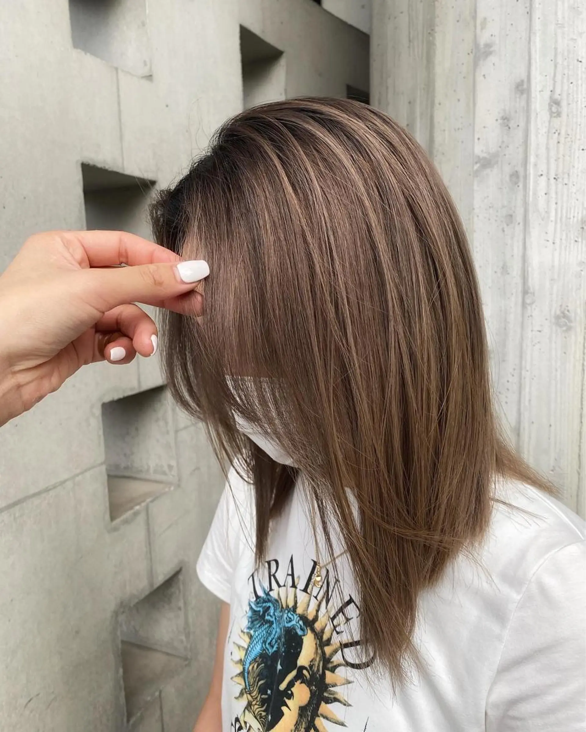 セミロング カラー ハイトーンカラー 顔まわりレイヤー レイヤーカット 海外風カーテンバング Mao広尾美容室のヘアスタイル