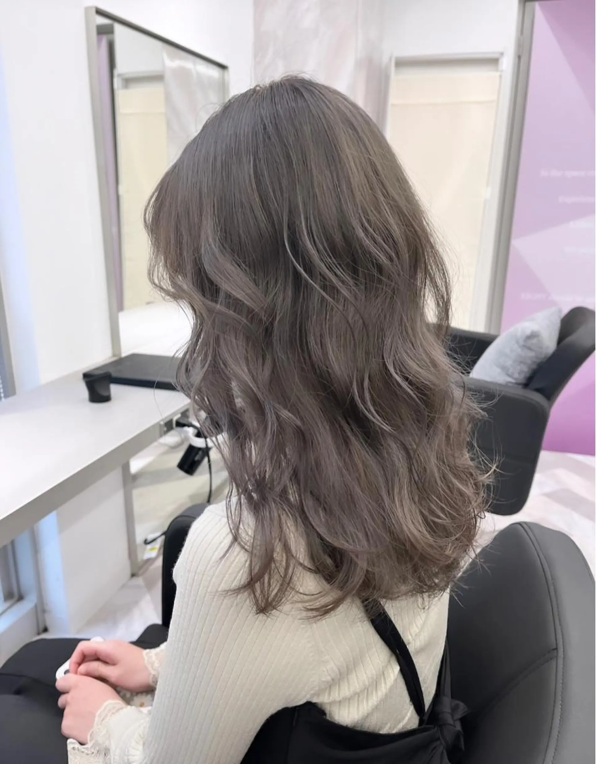 セミロング karin💋海外 バタフライカットのヘアスタイル