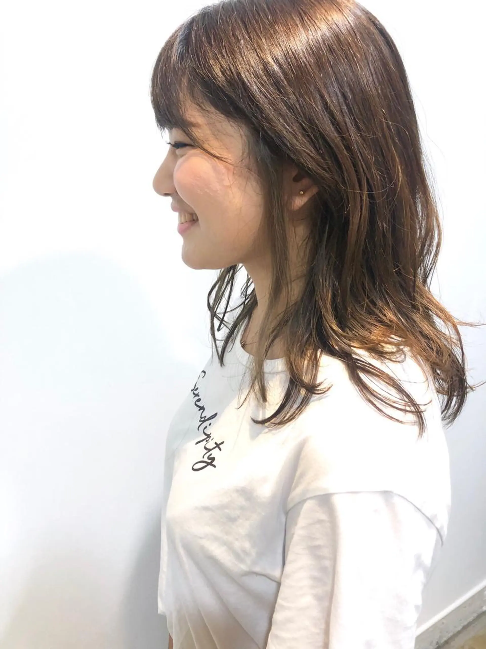 ミディアム カラー MIOベージュカラー 柔らかいカラーのヘアスタイル