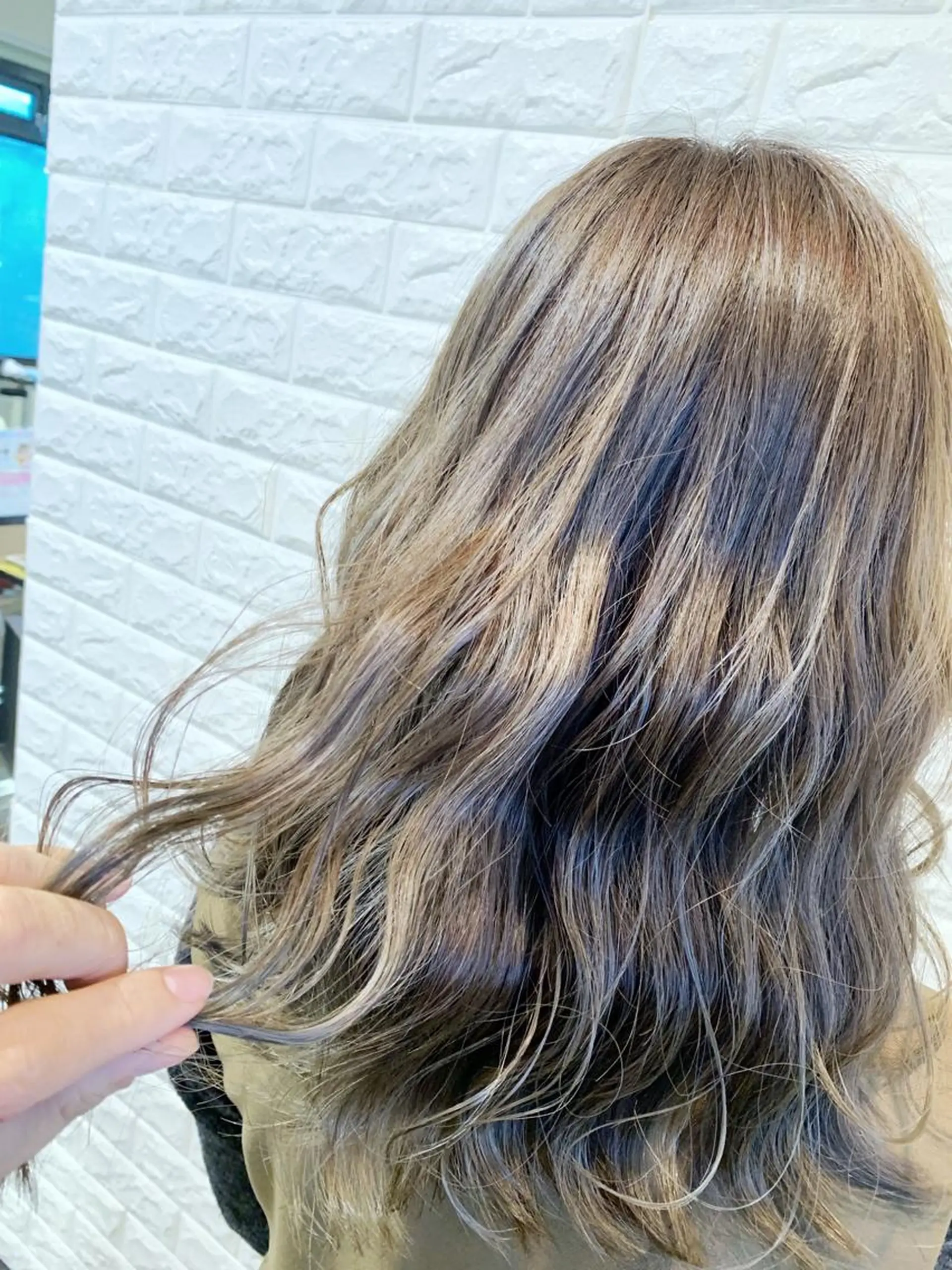 ミディアム カラー ヘアアレンジ グレージュ ハイトーンカラー カーキグレージュ 🌿‬ ܸAir 透明感🌱西村知佳のヘアスタイル