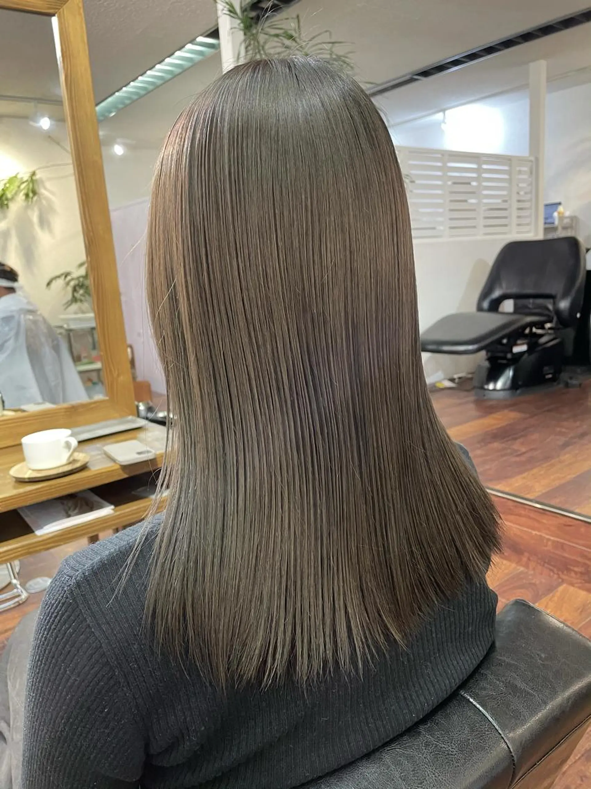 セミロング カラー アッシュ ベージュカラー ハイライトカラー ハイトーンカラー イルミナカラー 江上拓郎/ショート /酸性ストレートのヘアスタイル