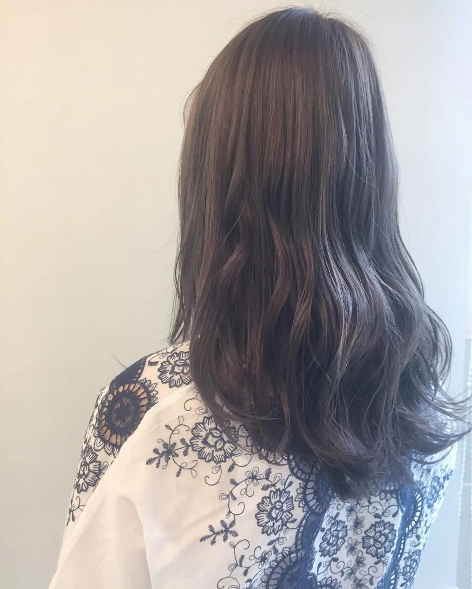 ロング カラー グレージュ 齋藤 咲のヘアスタイル